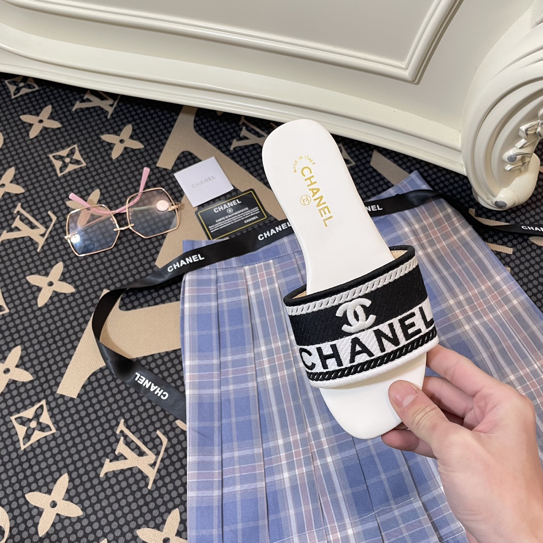 C-L Embroidered letter slippers