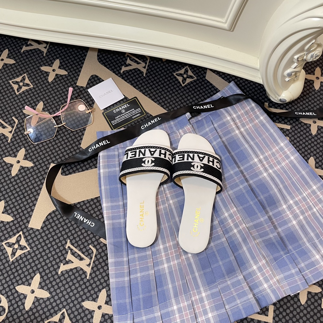 C-L Embroidered letter slippers