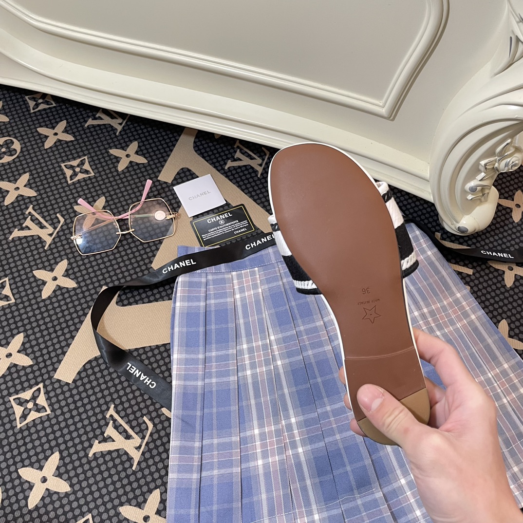 C-L Embroidered letter slippers