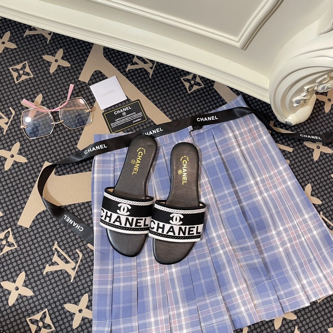 C-L Embroidered letter slippers