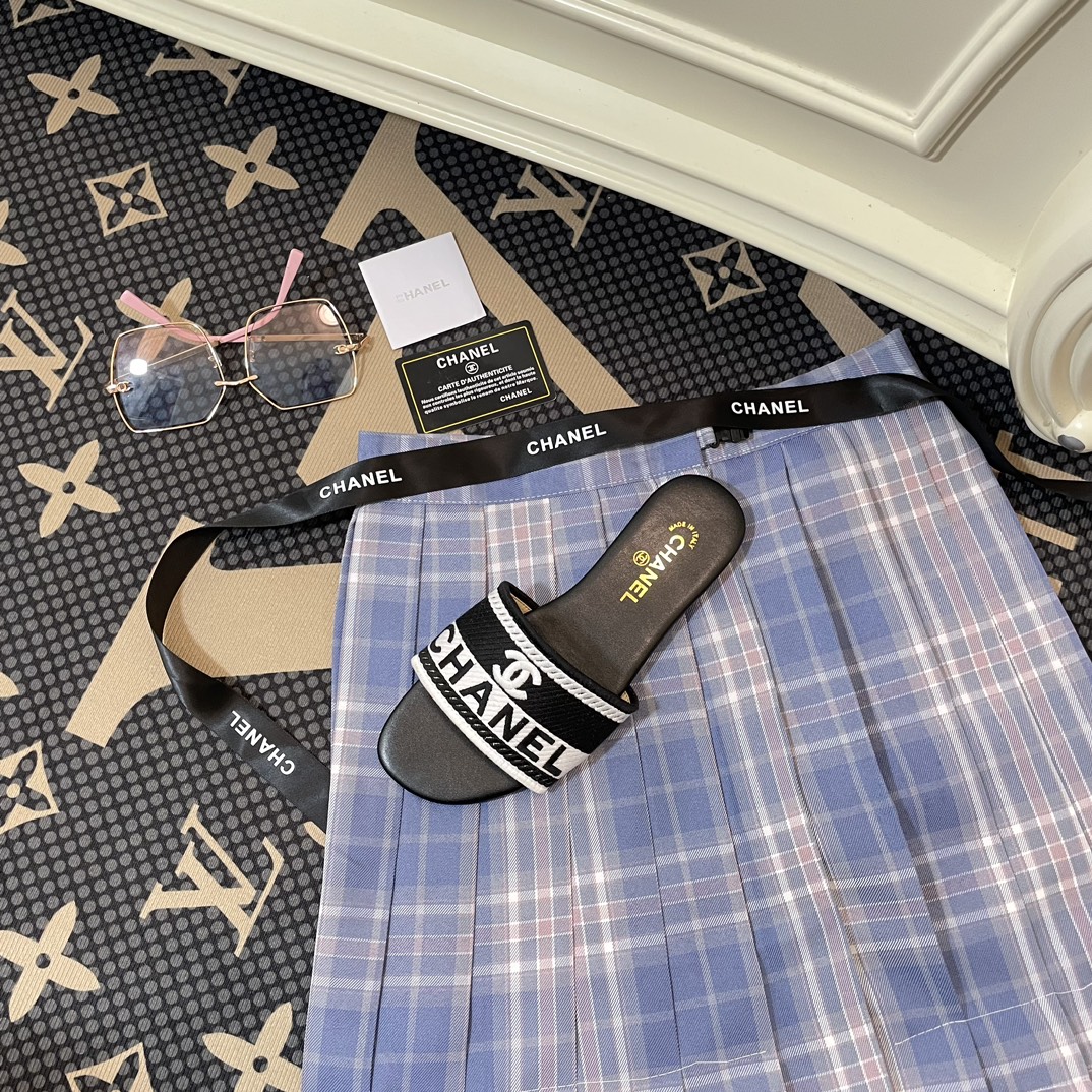 C-L Embroidered letter slippers