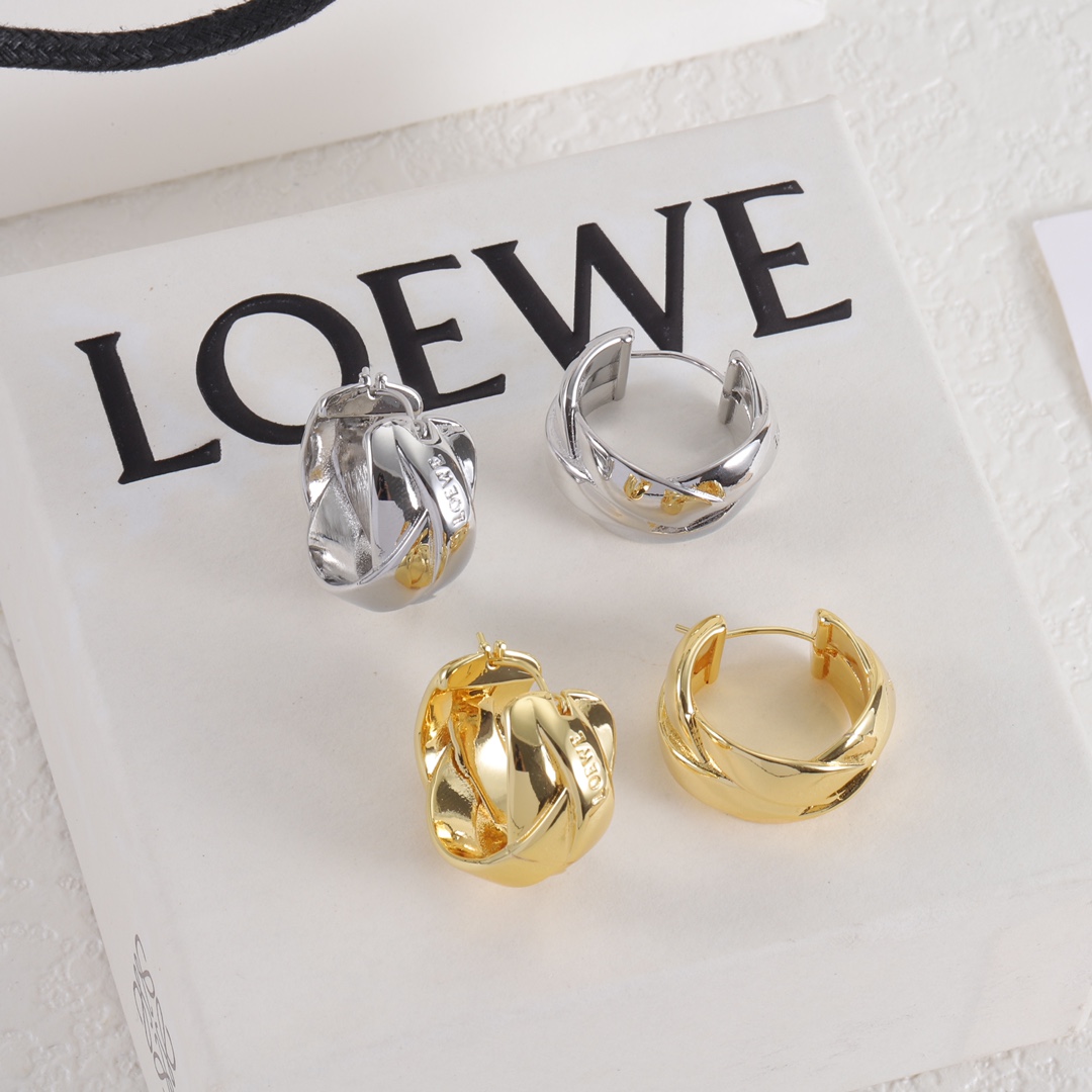 L-E stud earrings