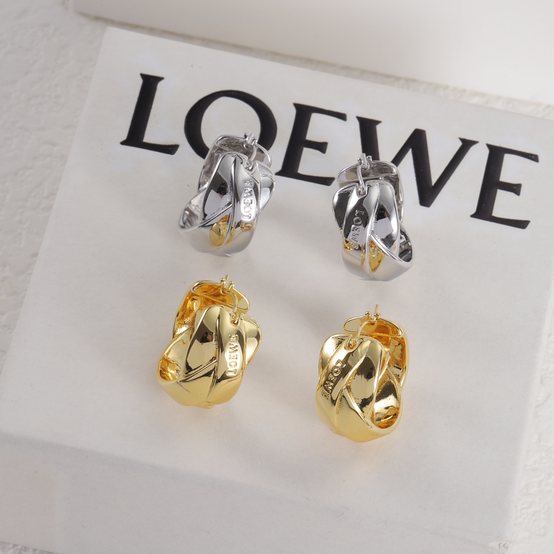 L-E stud earrings