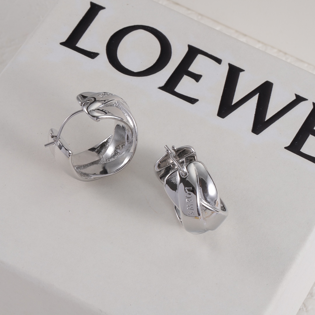 L-E stud earrings