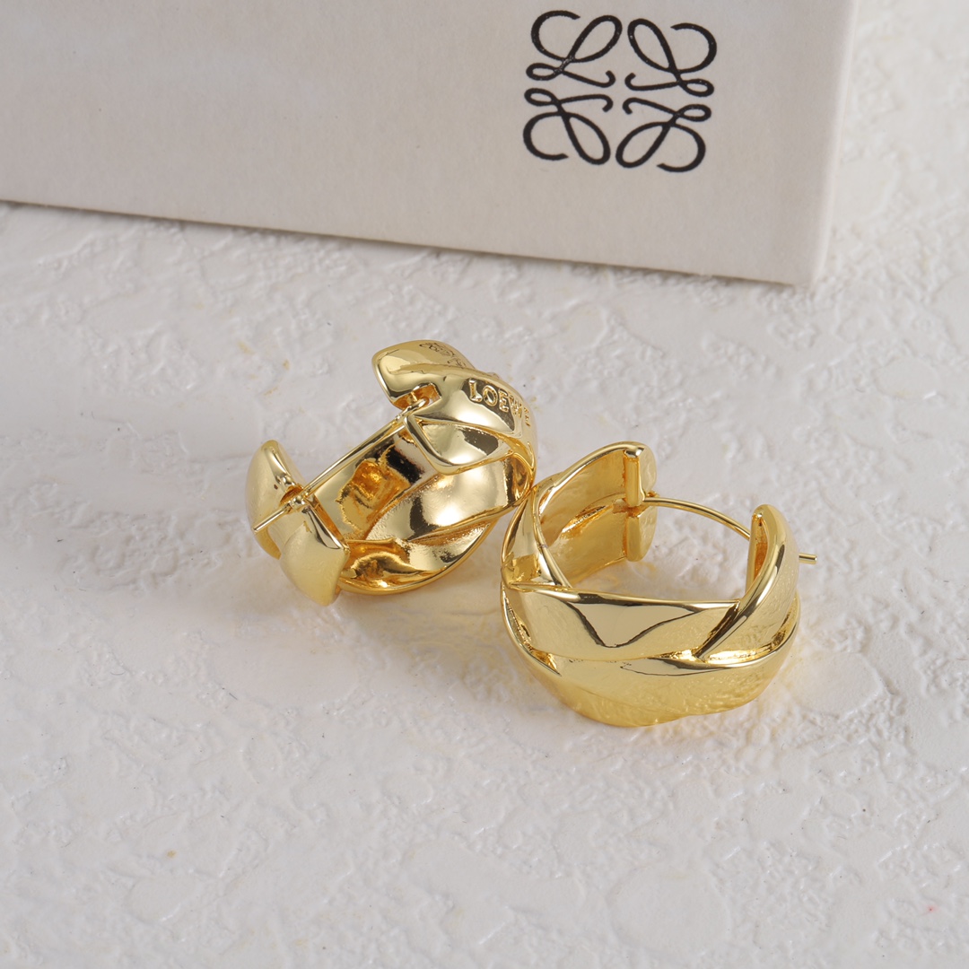 L-E stud earrings