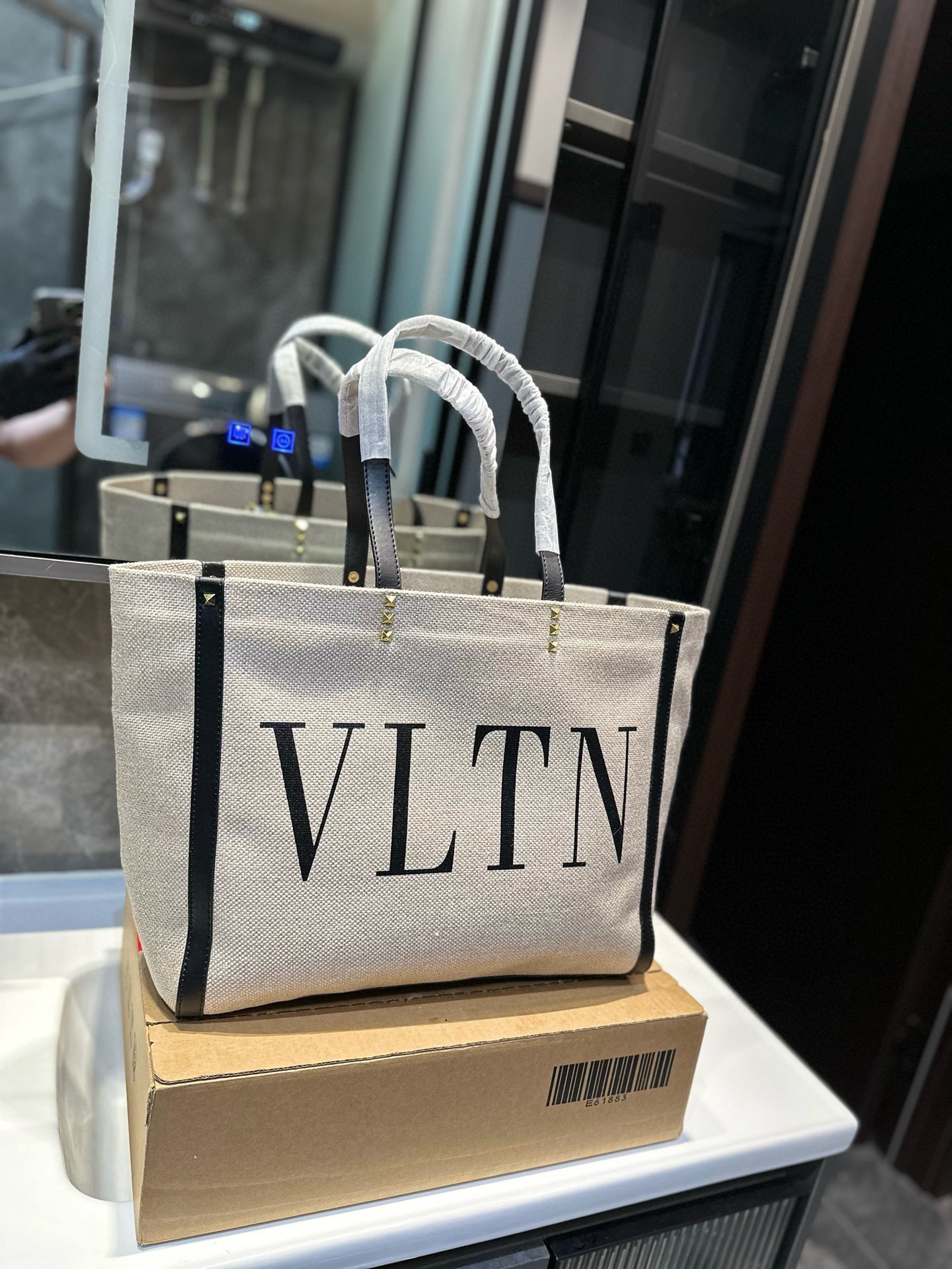 V-NO Letter shopping bag