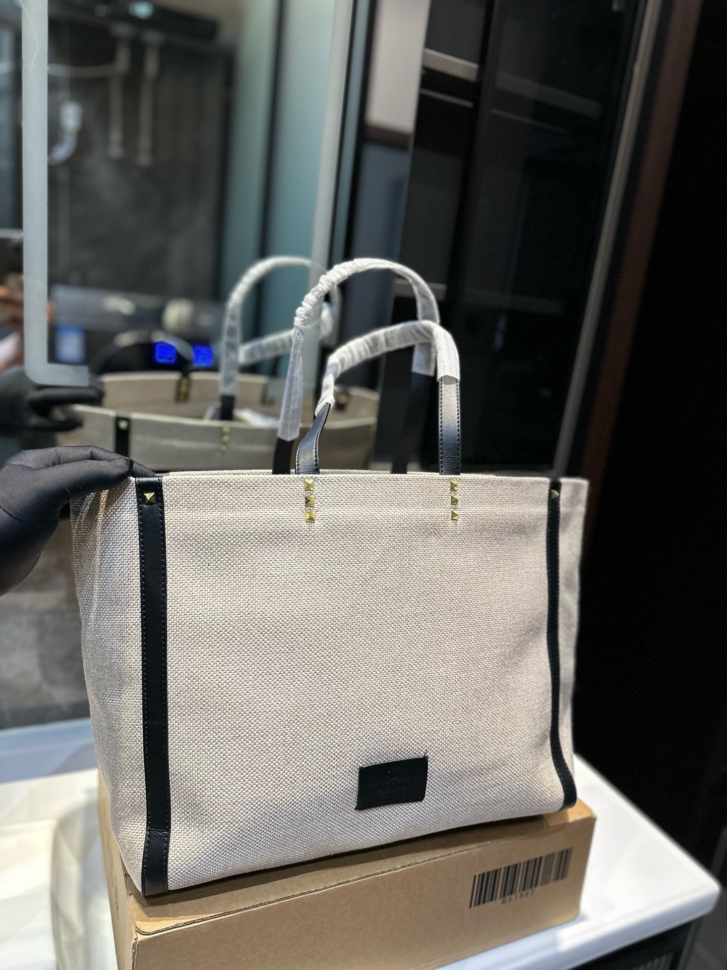 V-NO Letter shopping bag