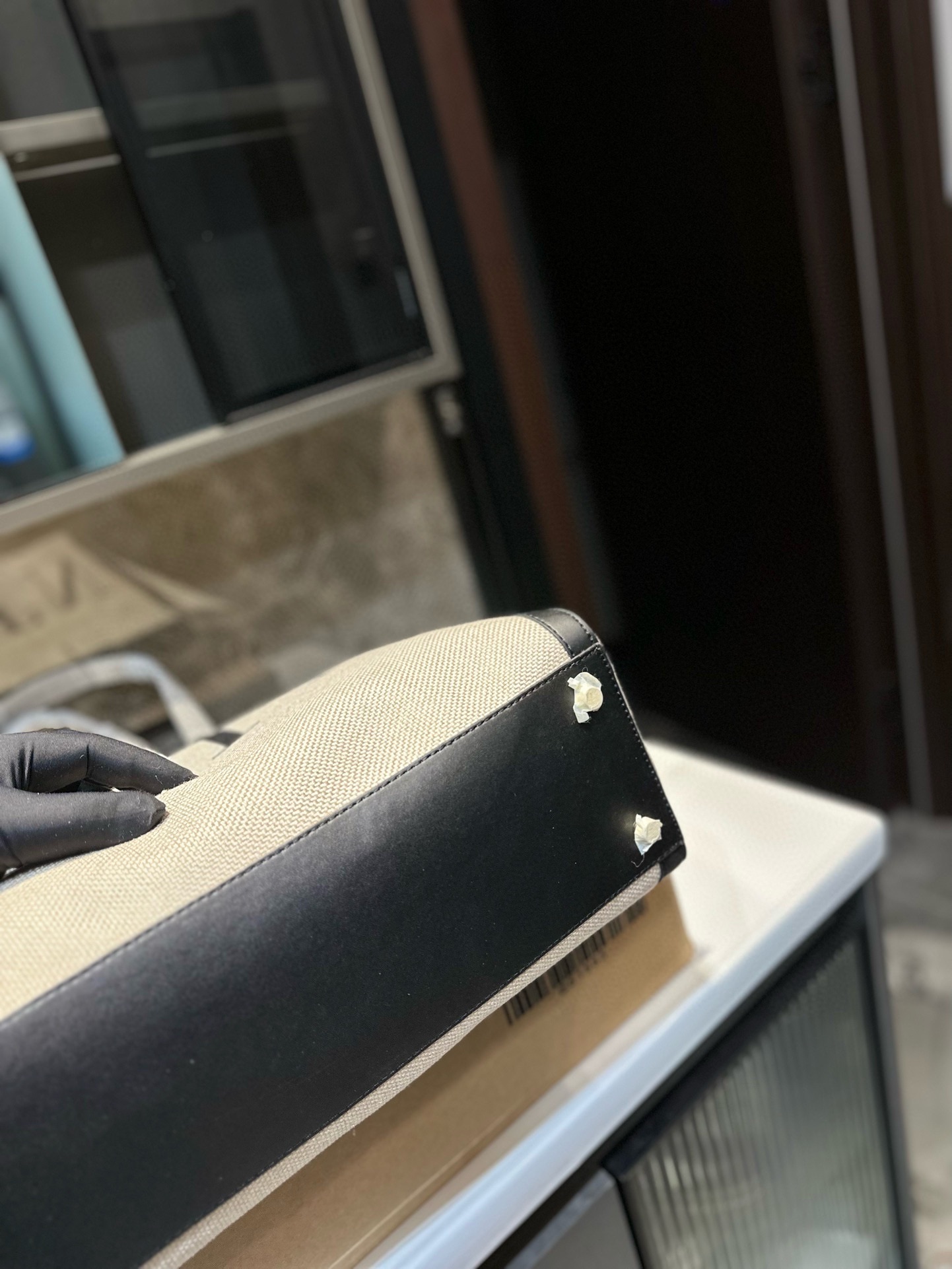 V-NO Letter shopping bag