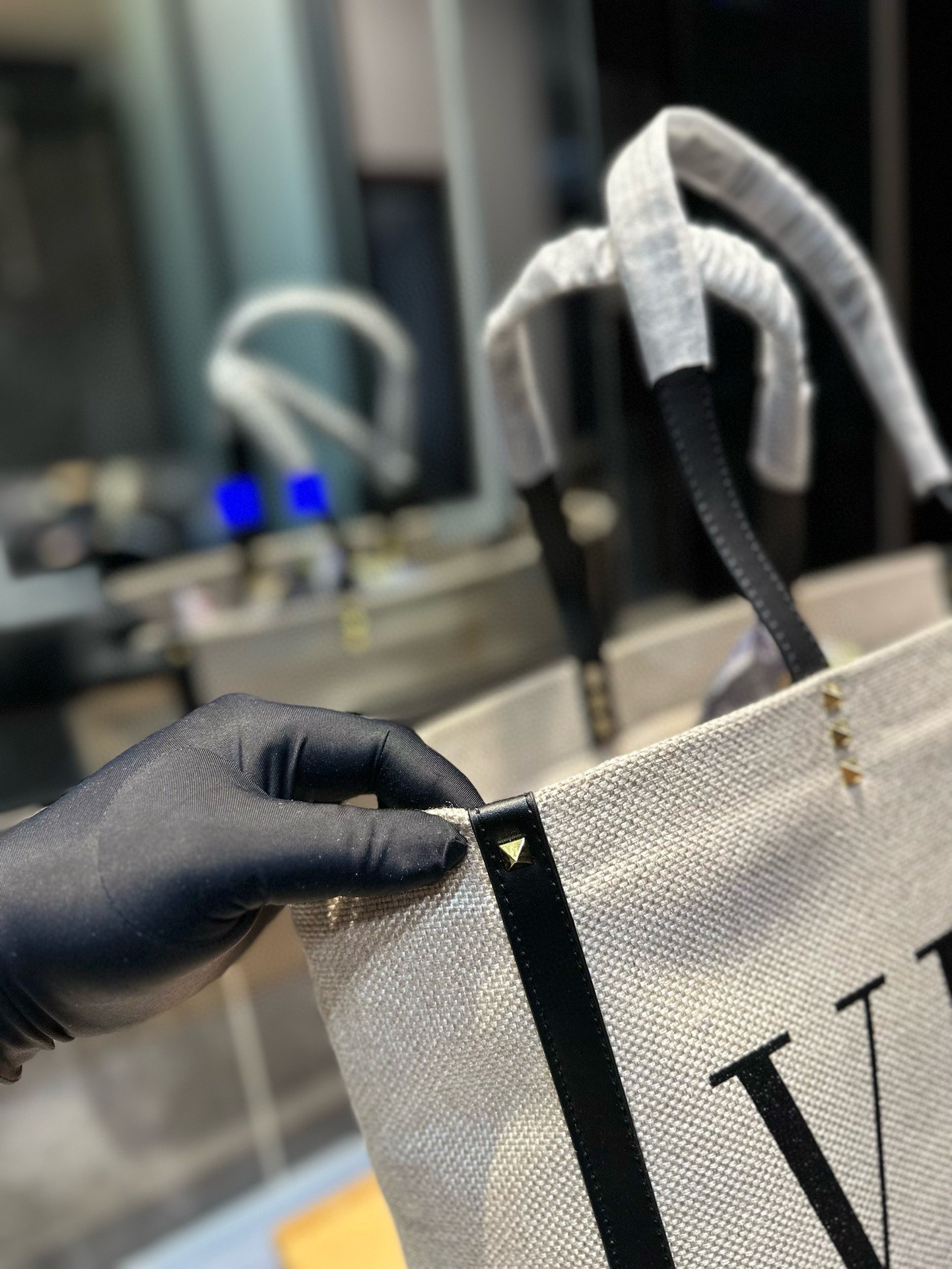 V-NO Letter shopping bag