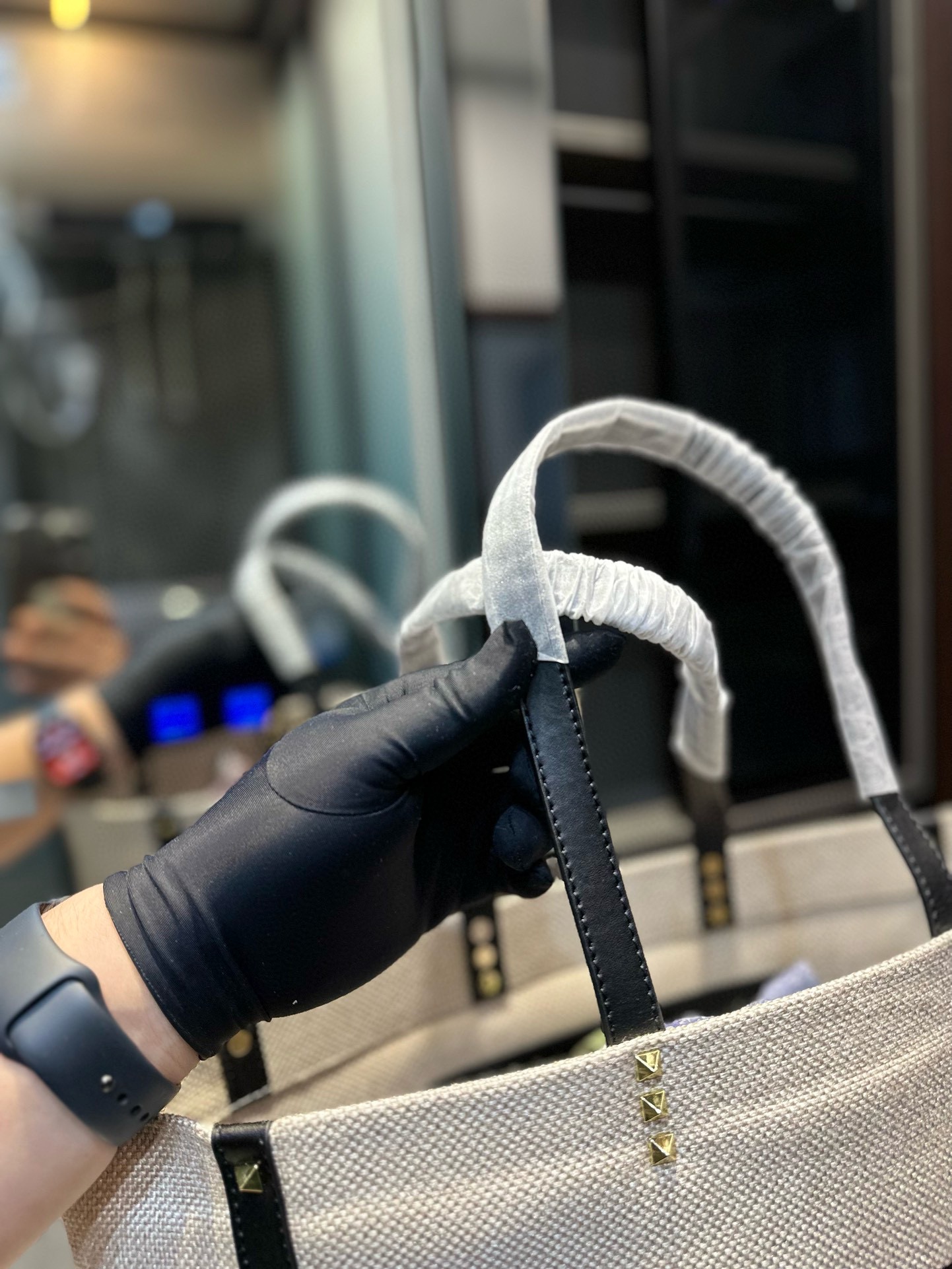 V-NO Letter shopping bag