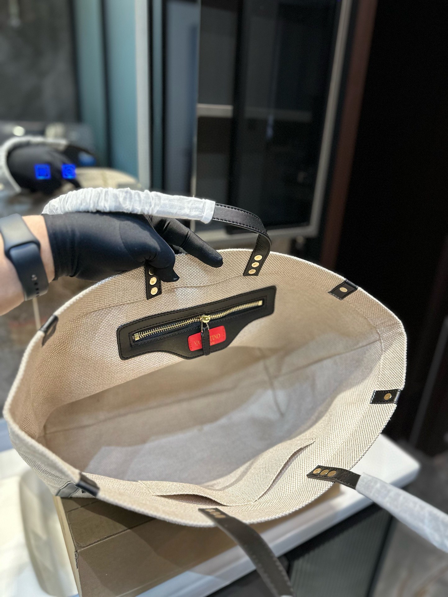 V-NO Letter shopping bag