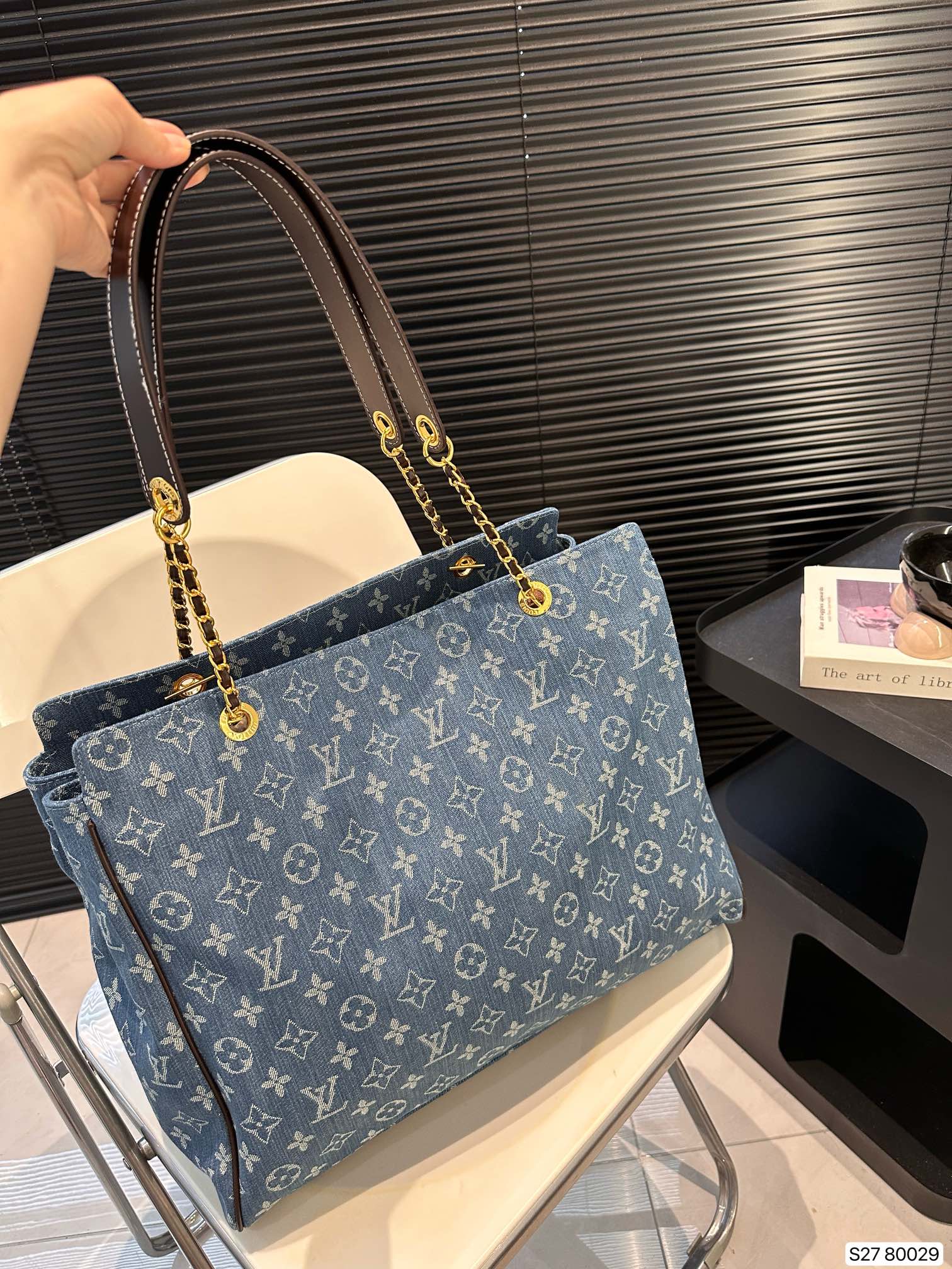 L-V Tote wild bag