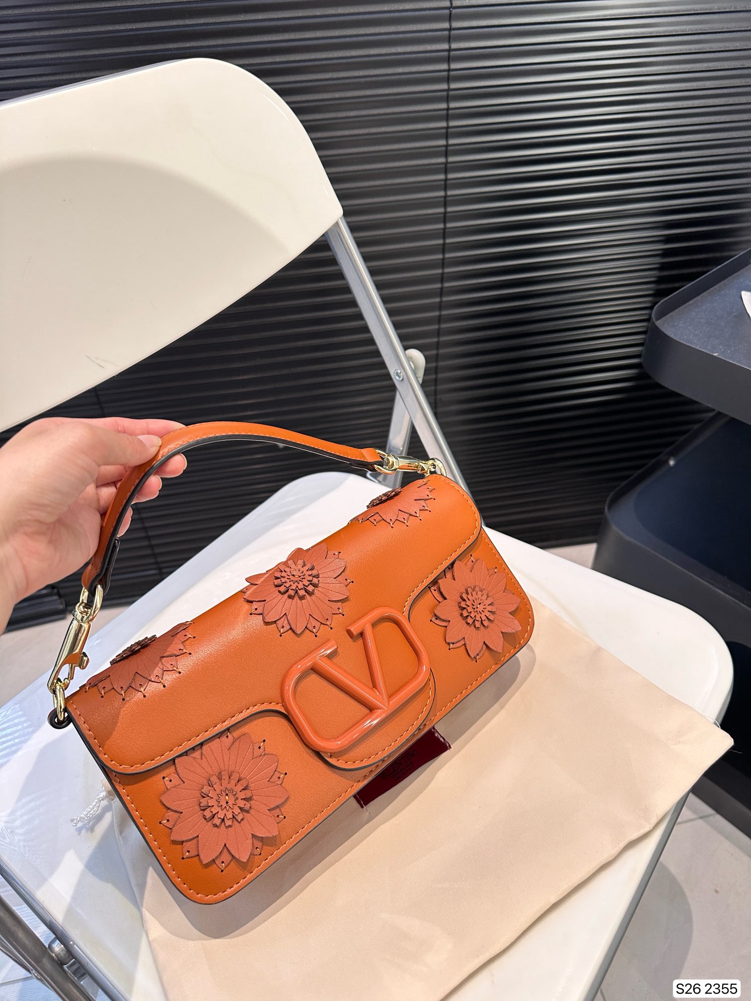 V-NO Three-dimensional flower shoulder bag