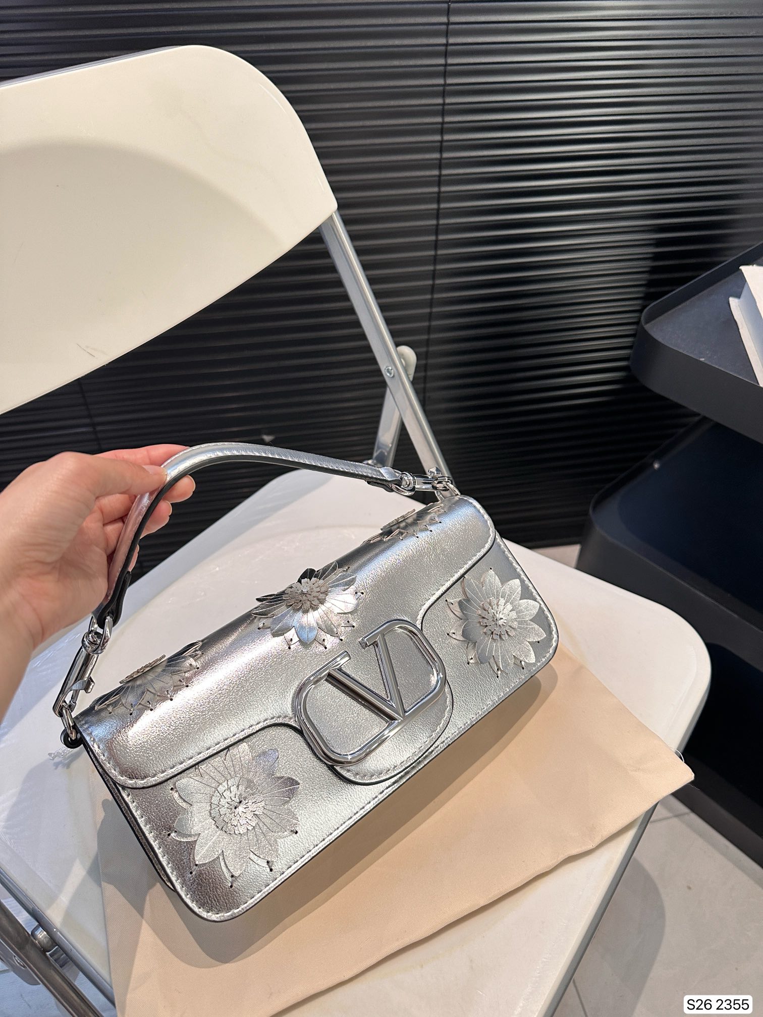 V-NO Three-dimensional flower shoulder bag