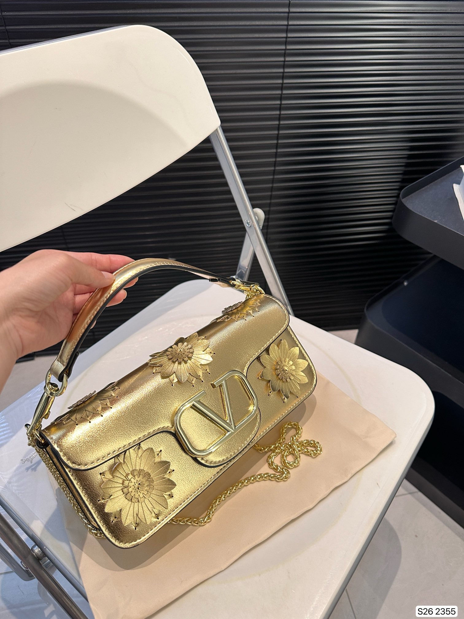 V-NO Three-dimensional flower shoulder bag