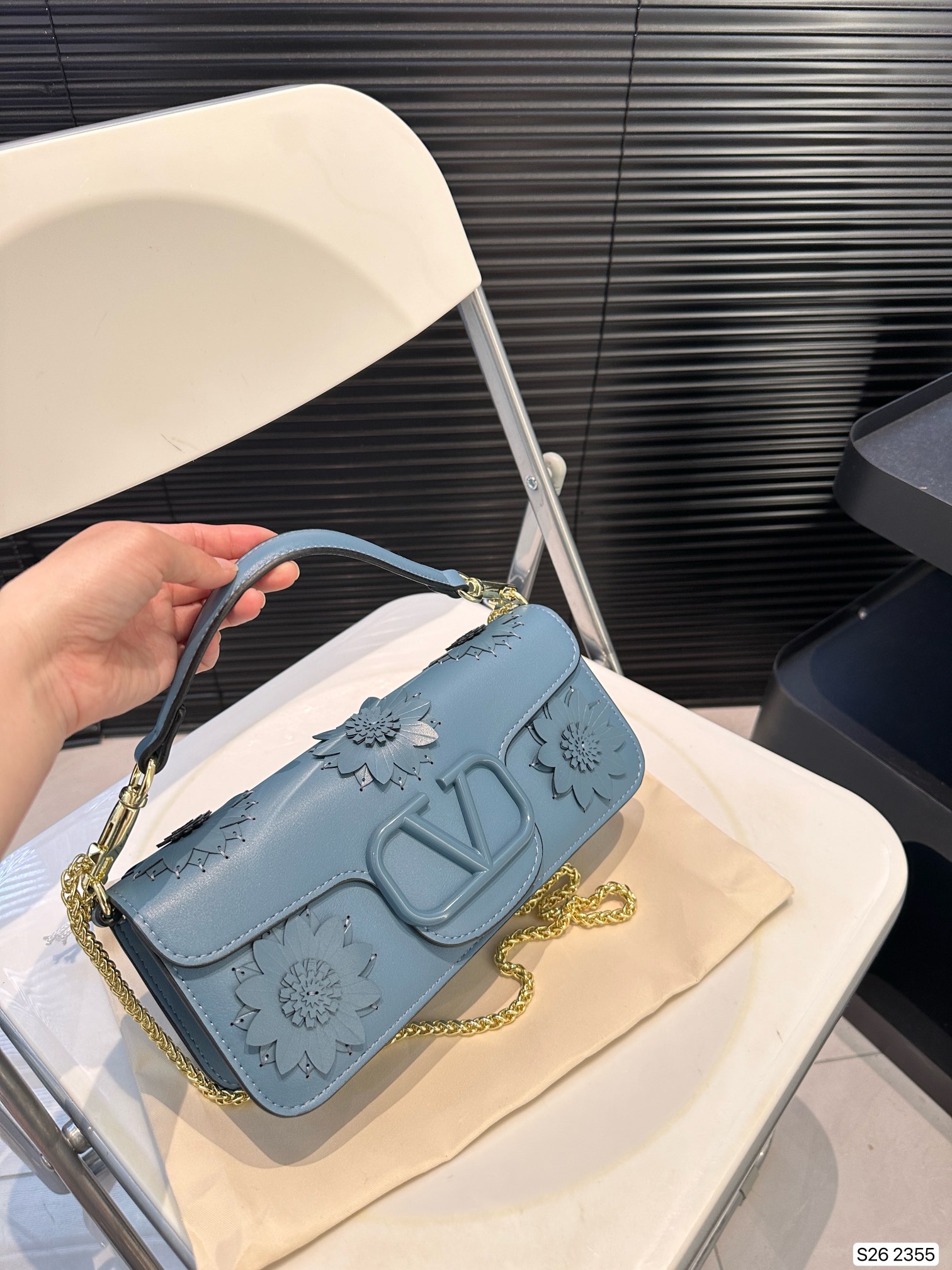 V-NO Three-dimensional flower shoulder bag