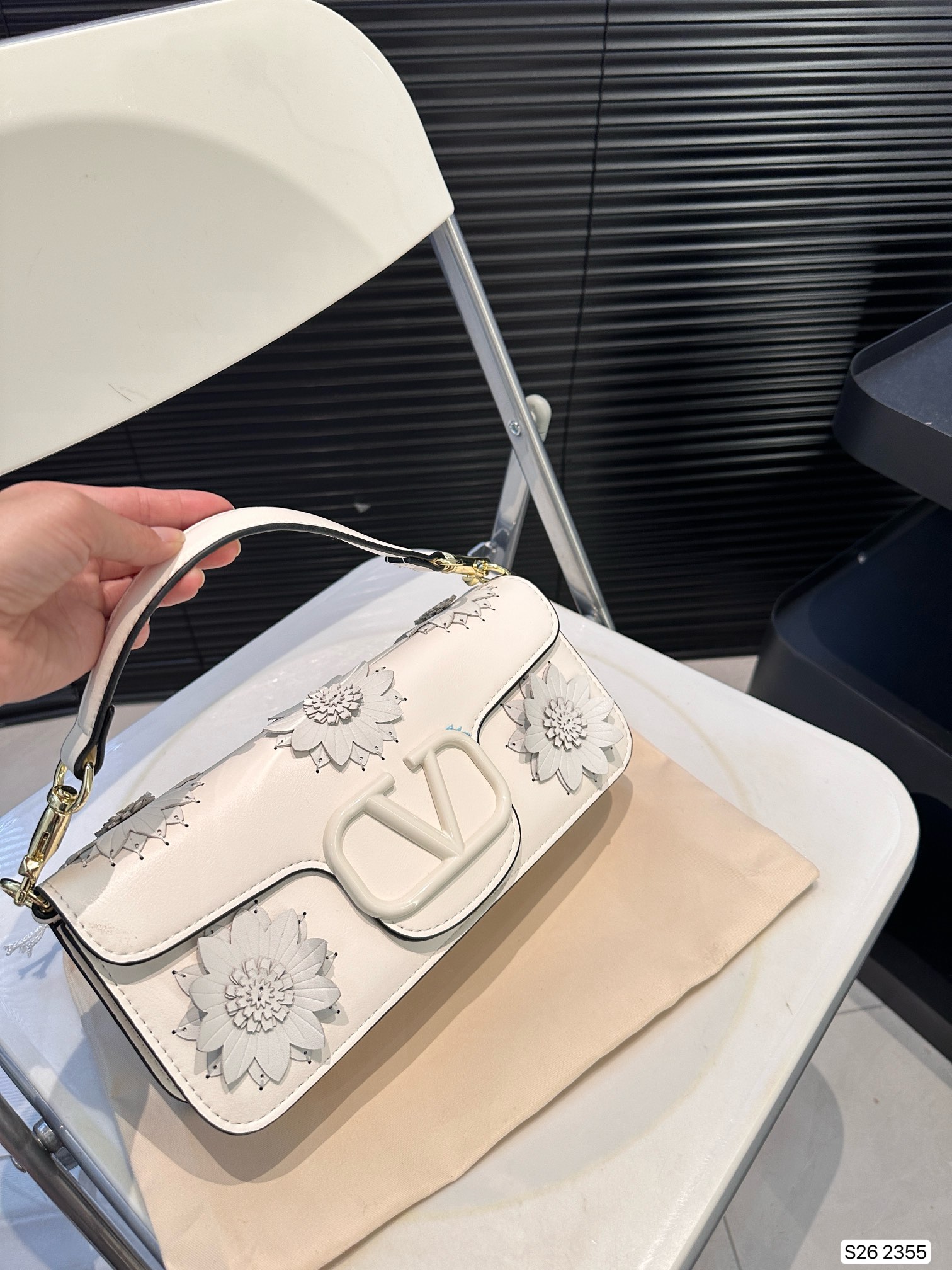 V-NO Three-dimensional flower shoulder bag