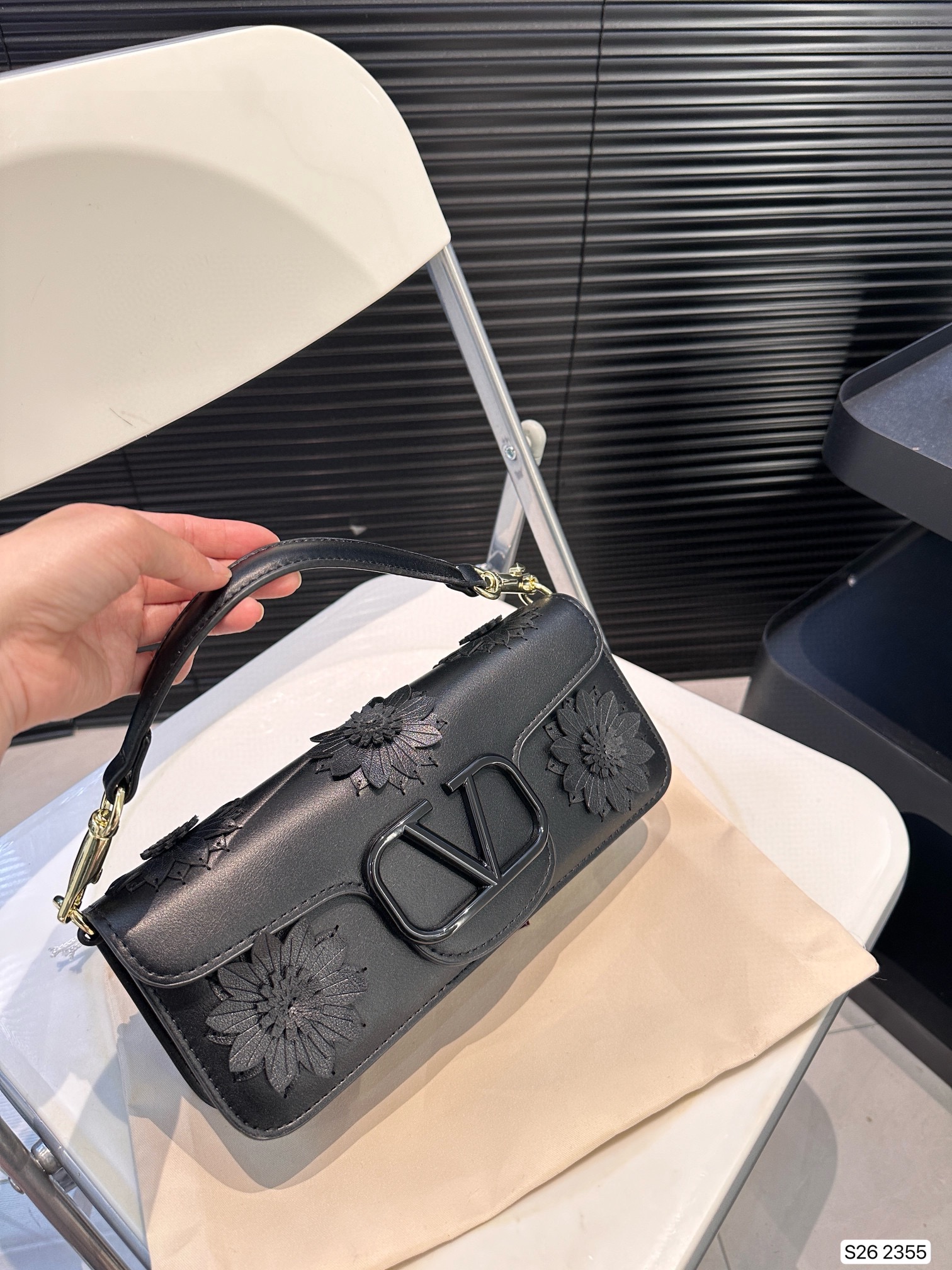 V-NO Three-dimensional flower shoulder bag