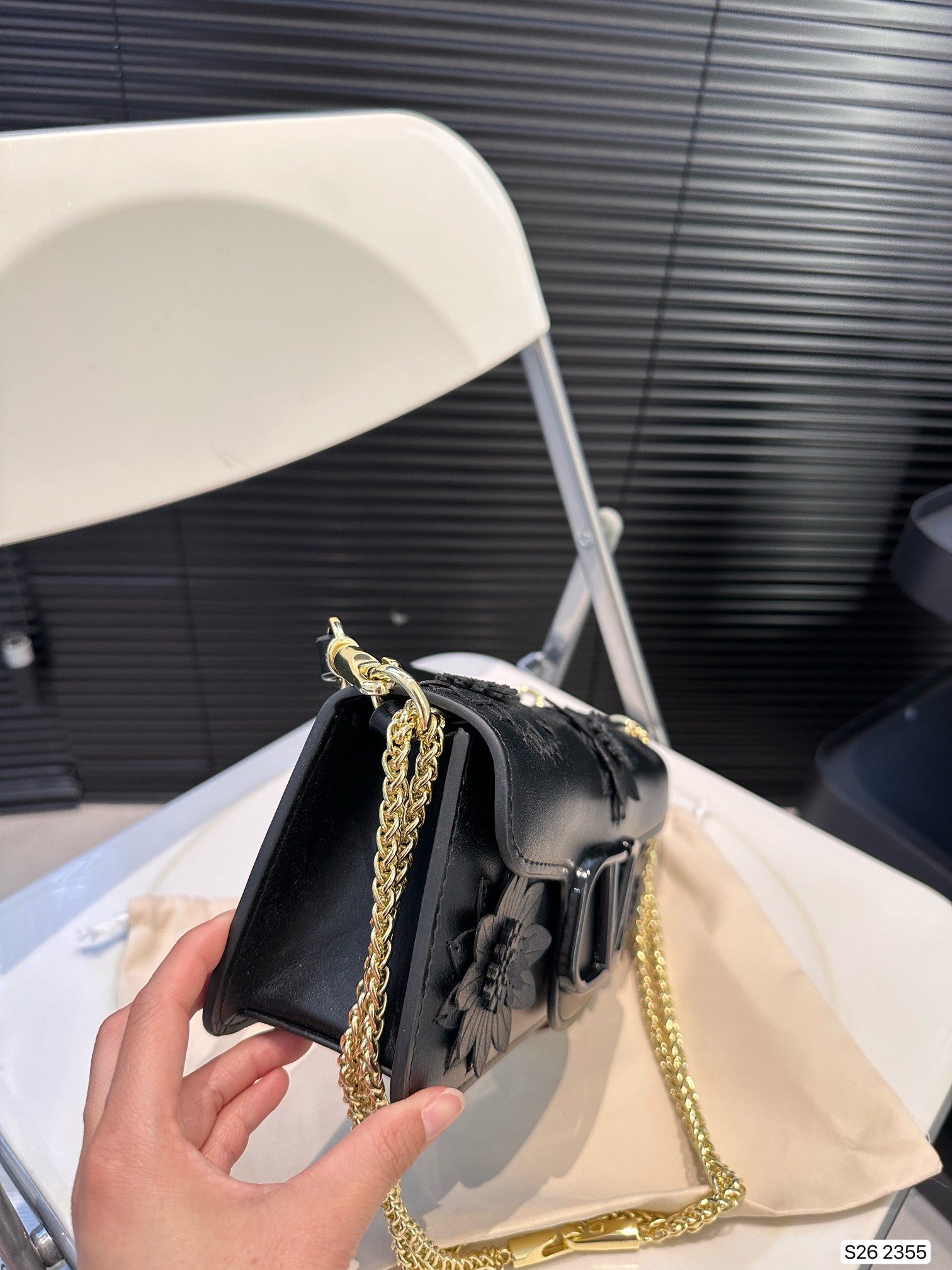 V-NO Three-dimensional flower shoulder bag