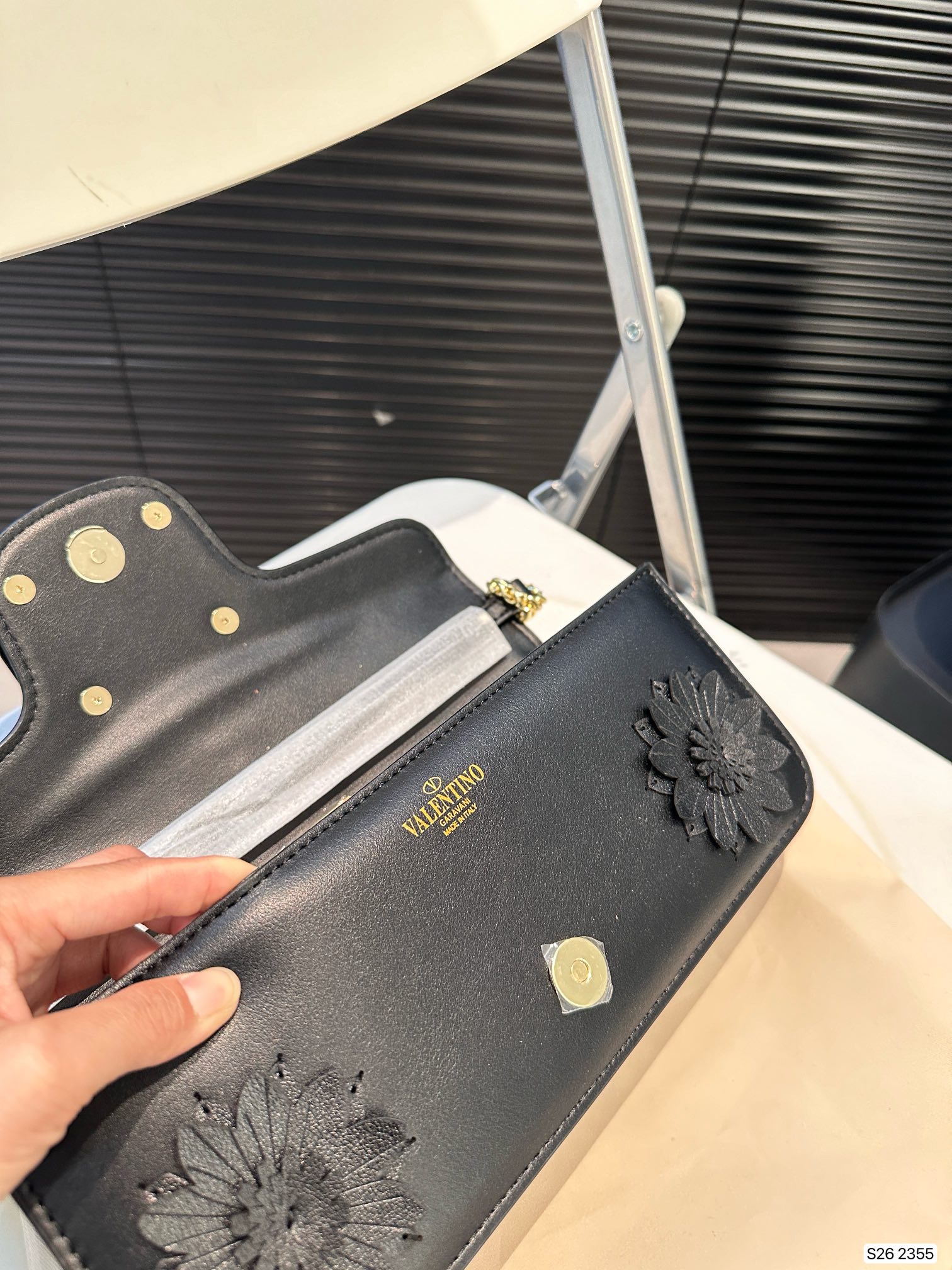 V-NO Three-dimensional flower shoulder bag