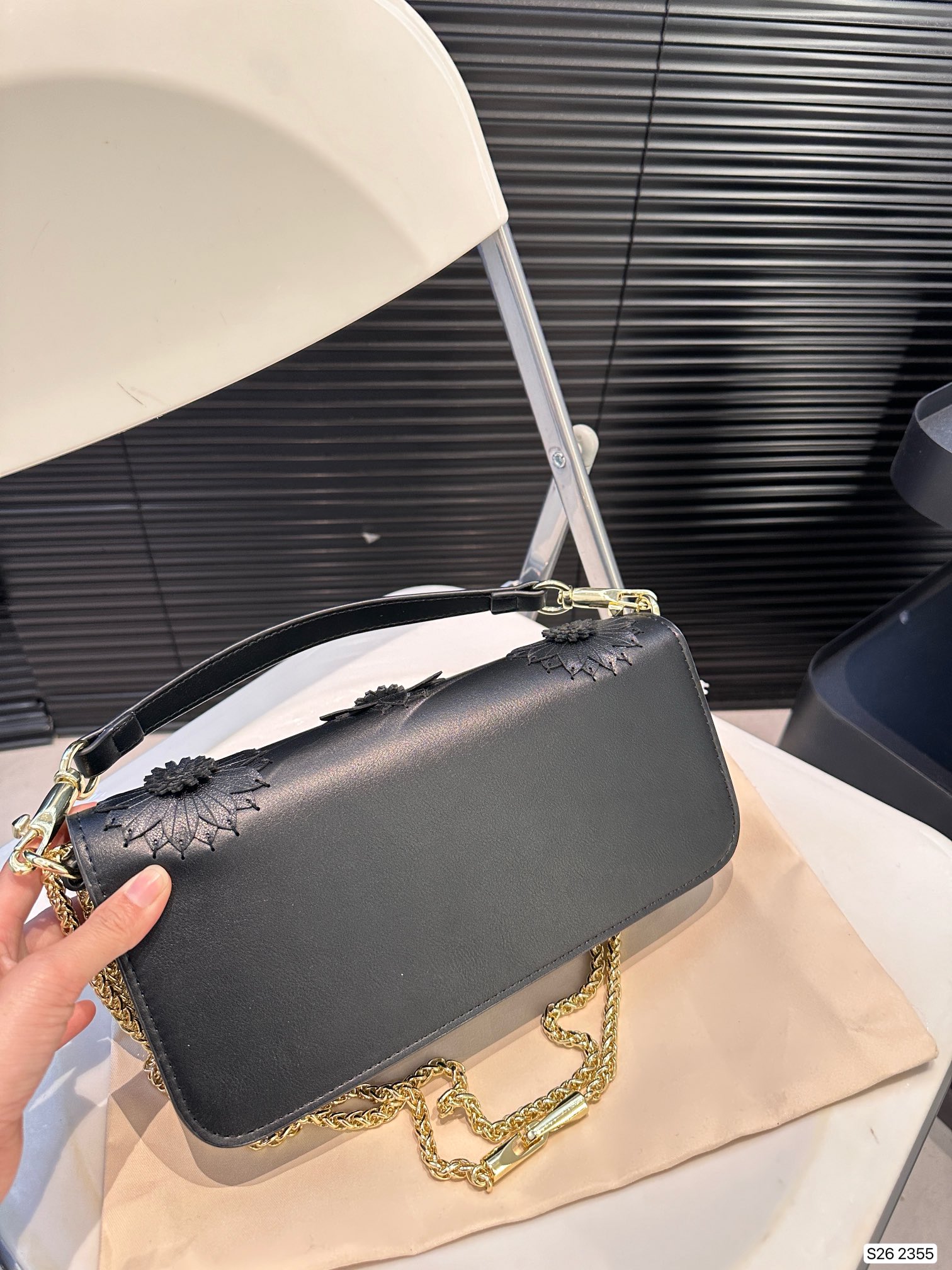 V-NO Three-dimensional flower shoulder bag