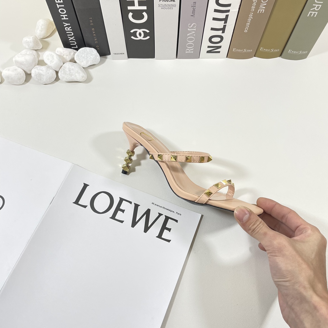 V-NO Flat-heeled sandals