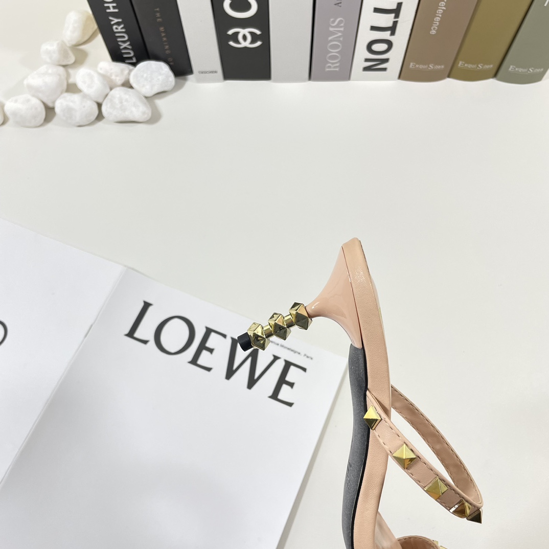 V-NO Flat-heeled sandals