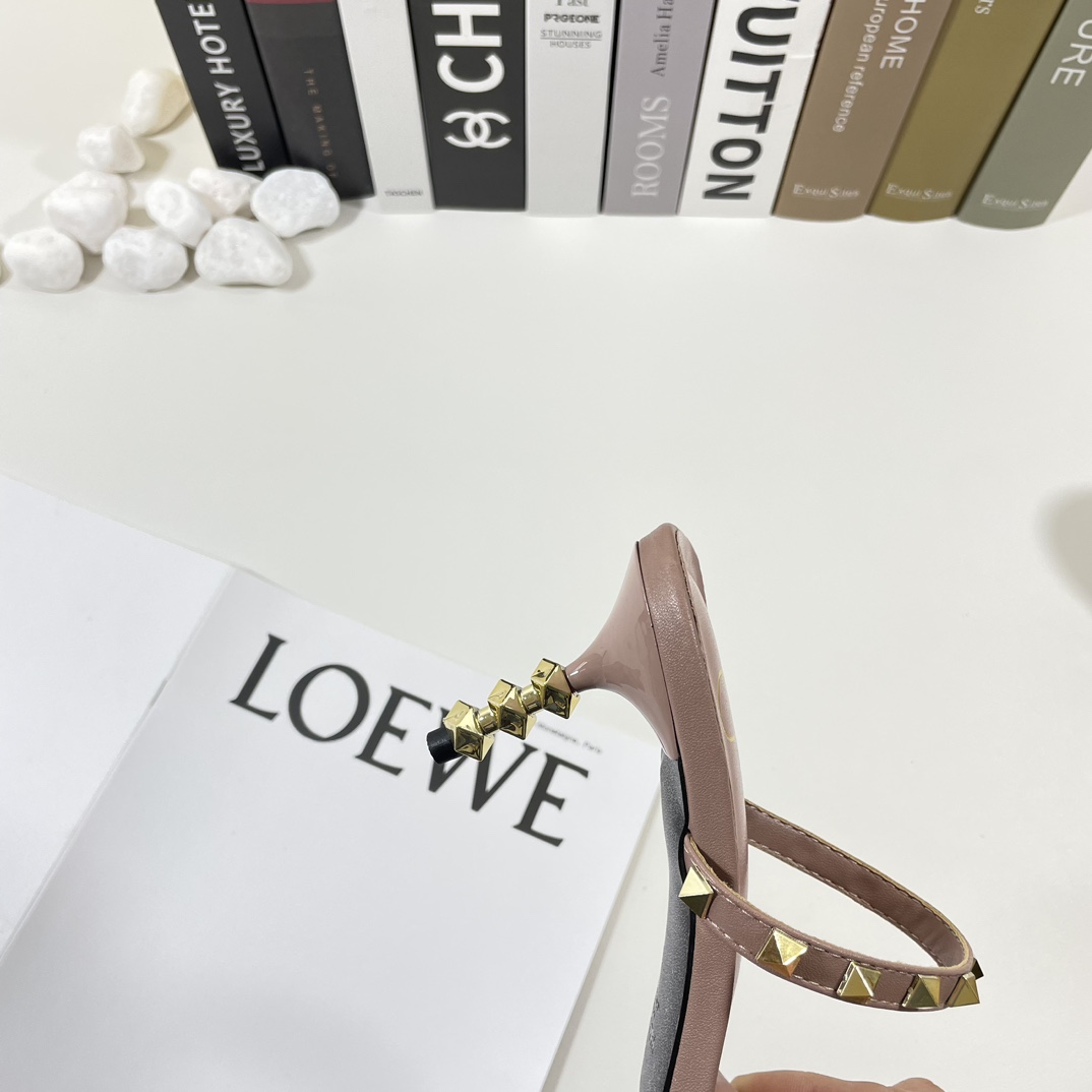 V-NO Flat-heeled sandals