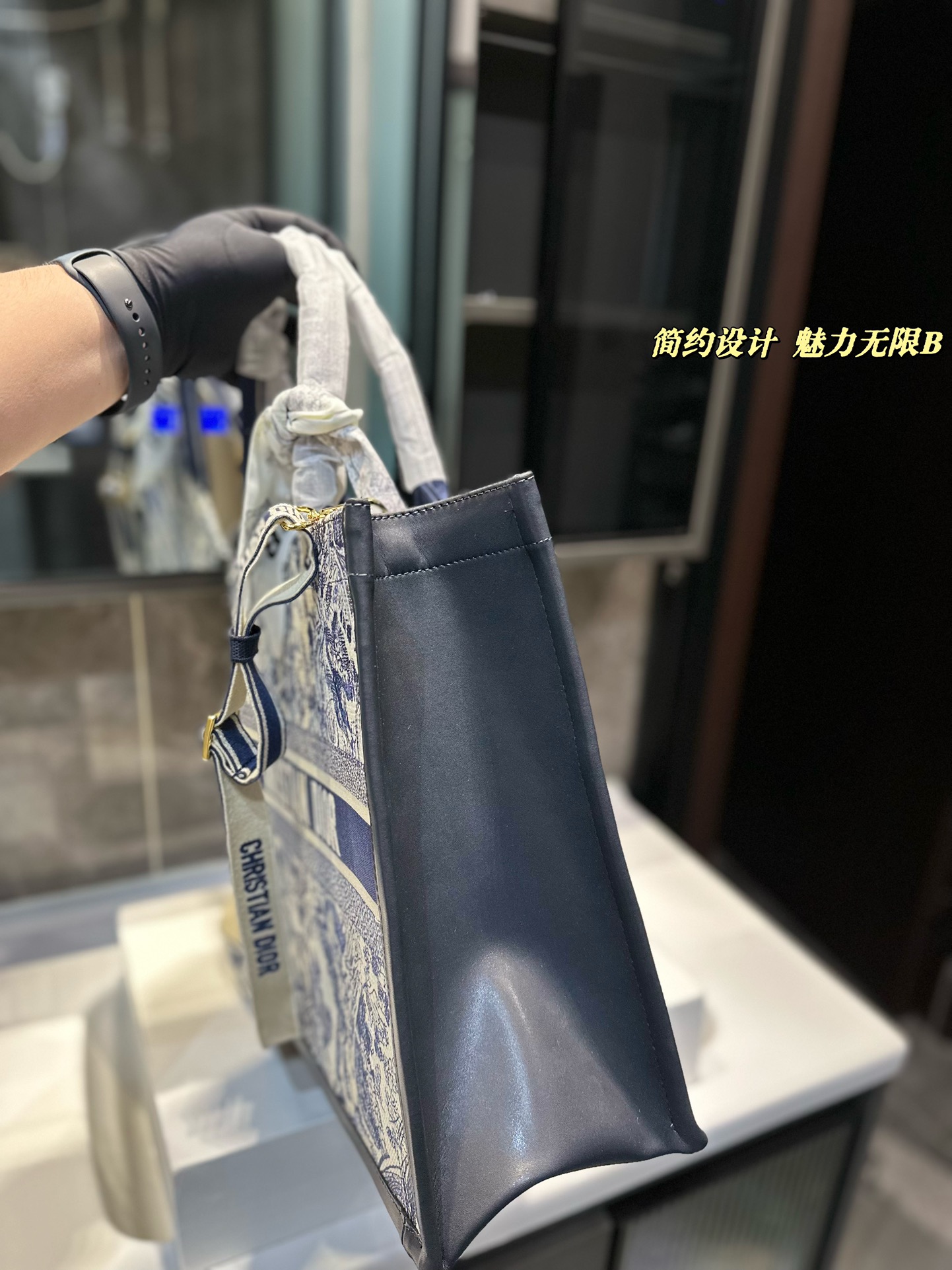 D-R embroidery tote bag