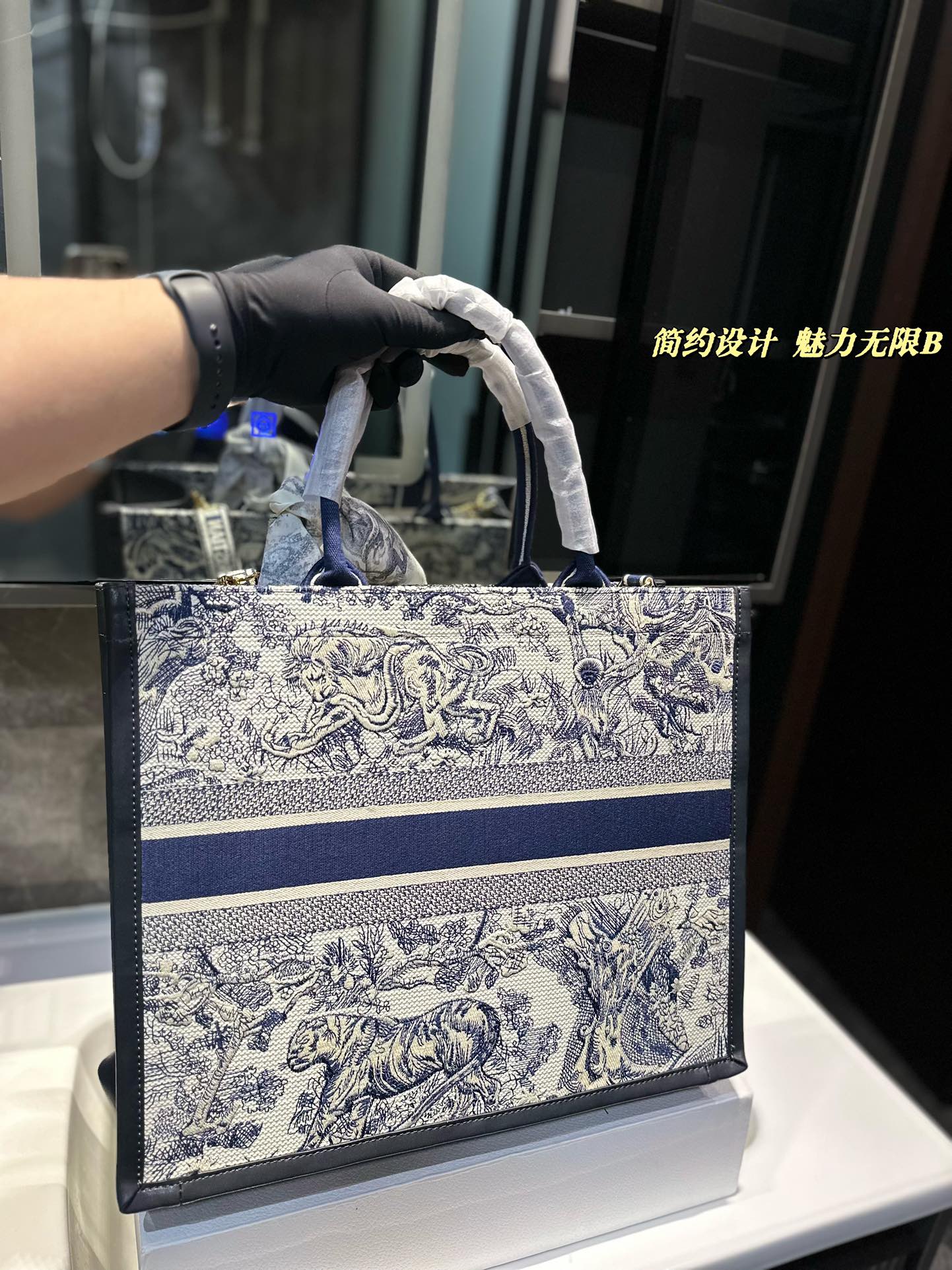 D-R embroidery tote bag