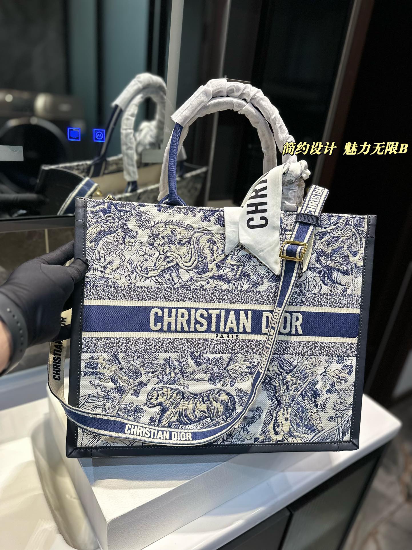 D-R embroidery tote bag