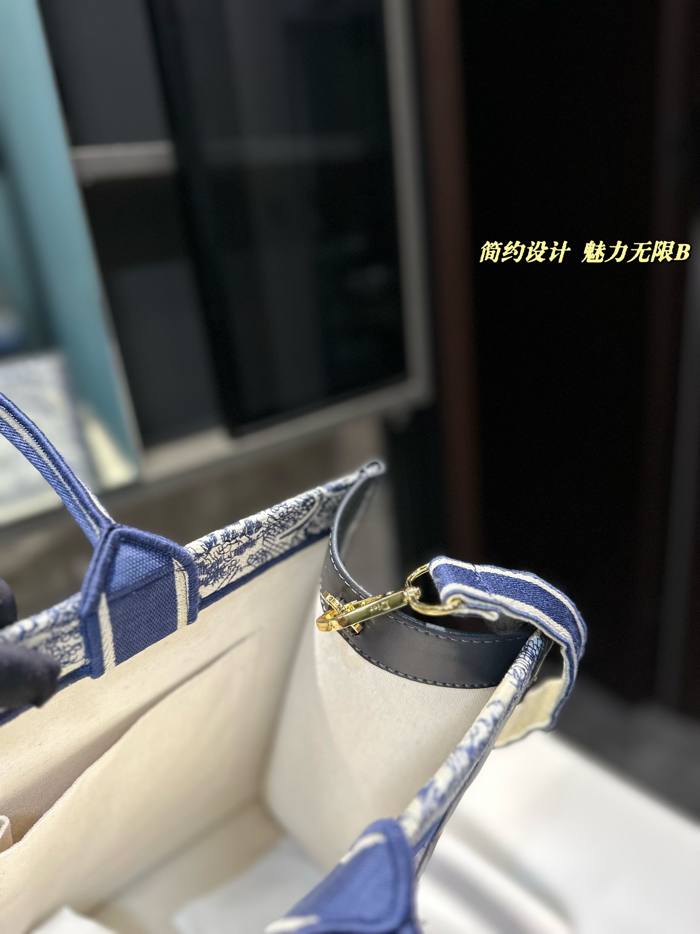 D-R embroidery tote bag