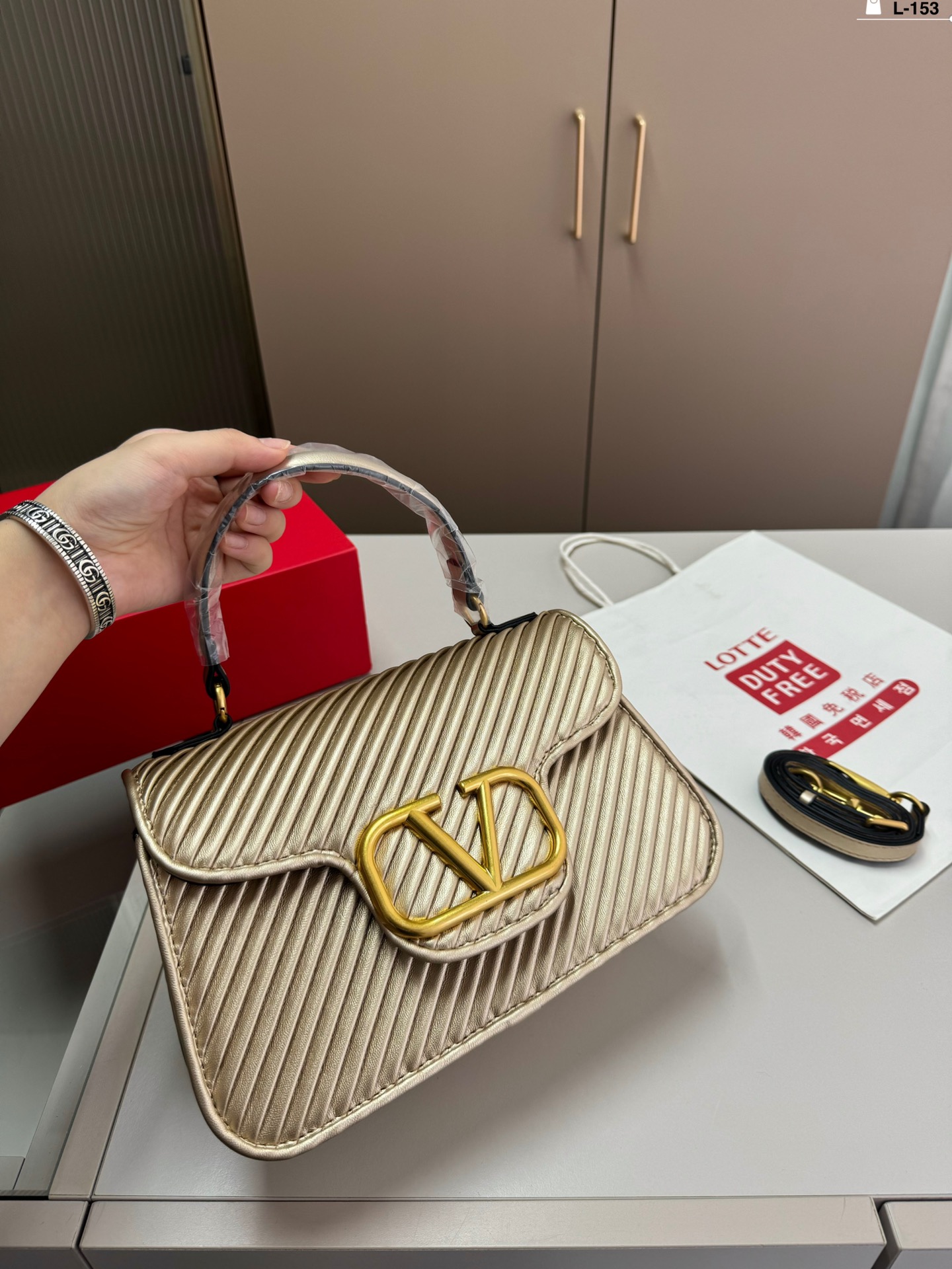 V-NO A must-have for a beautiful fairy It's so beautiful. Bang, portable shoulder bag