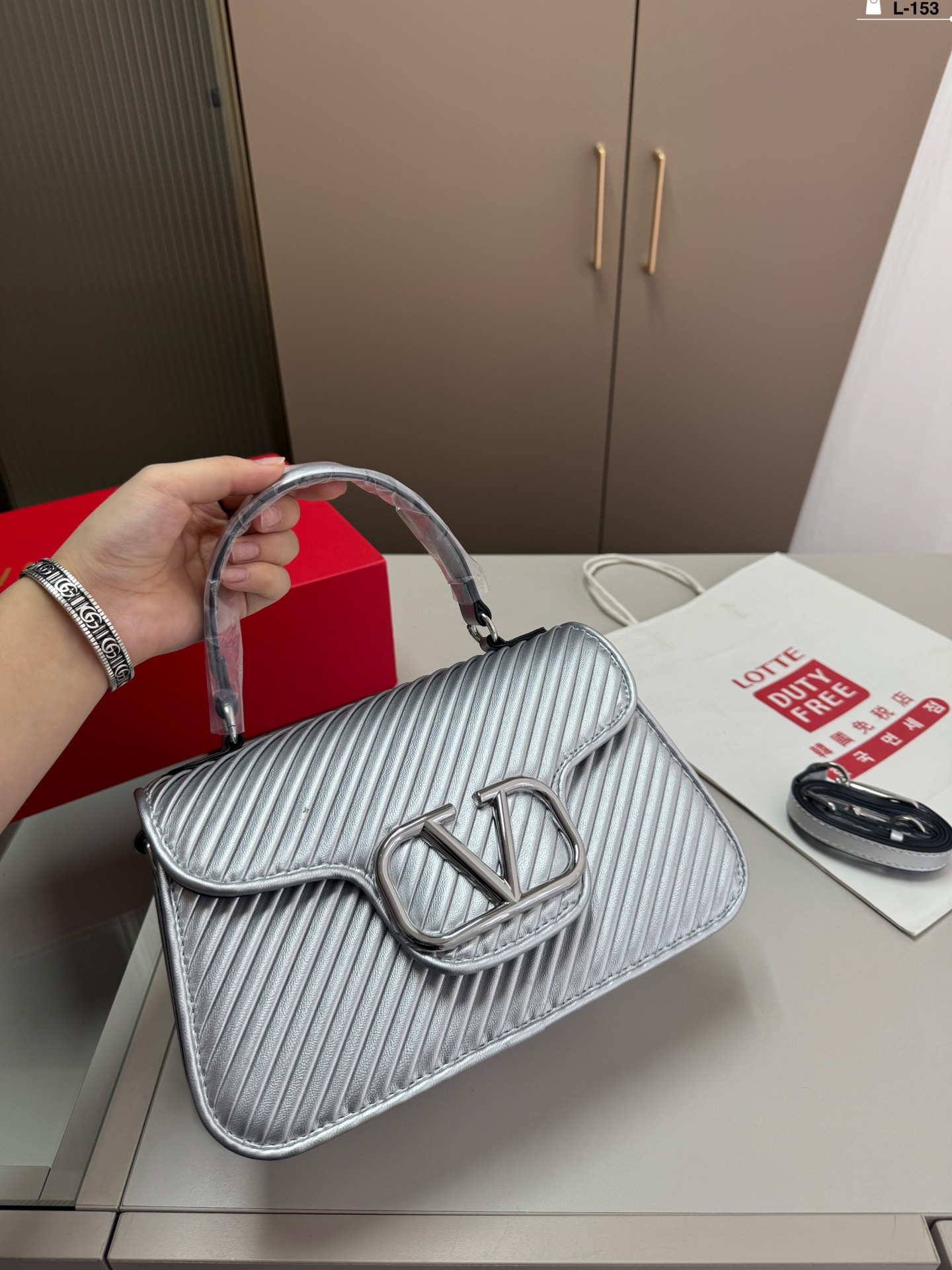 V-NO A must-have for a beautiful fairy It's so beautiful. Bang, portable shoulder bag