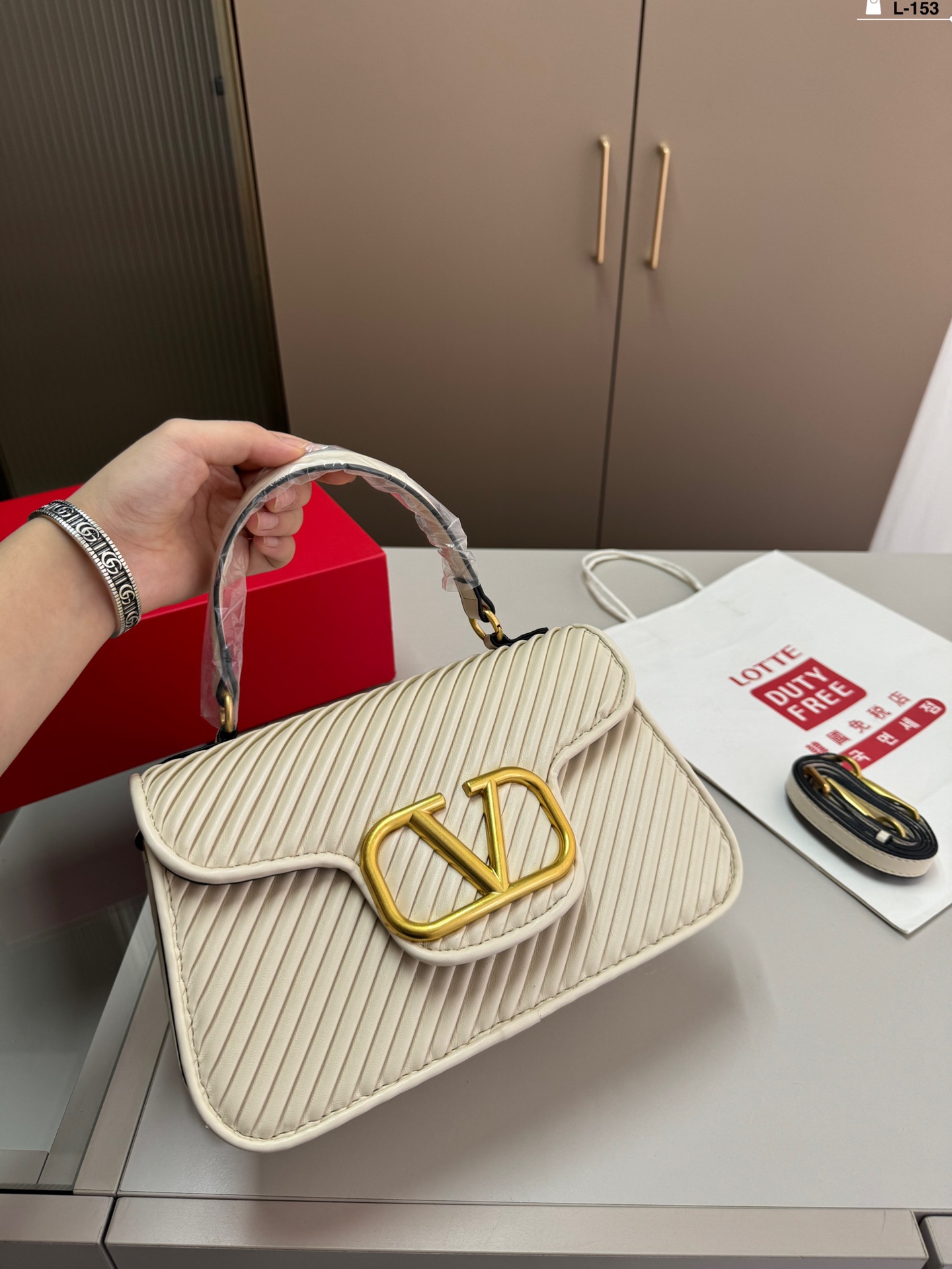 V-NO A must-have for a beautiful fairy It's so beautiful. Bang, portable shoulder bag