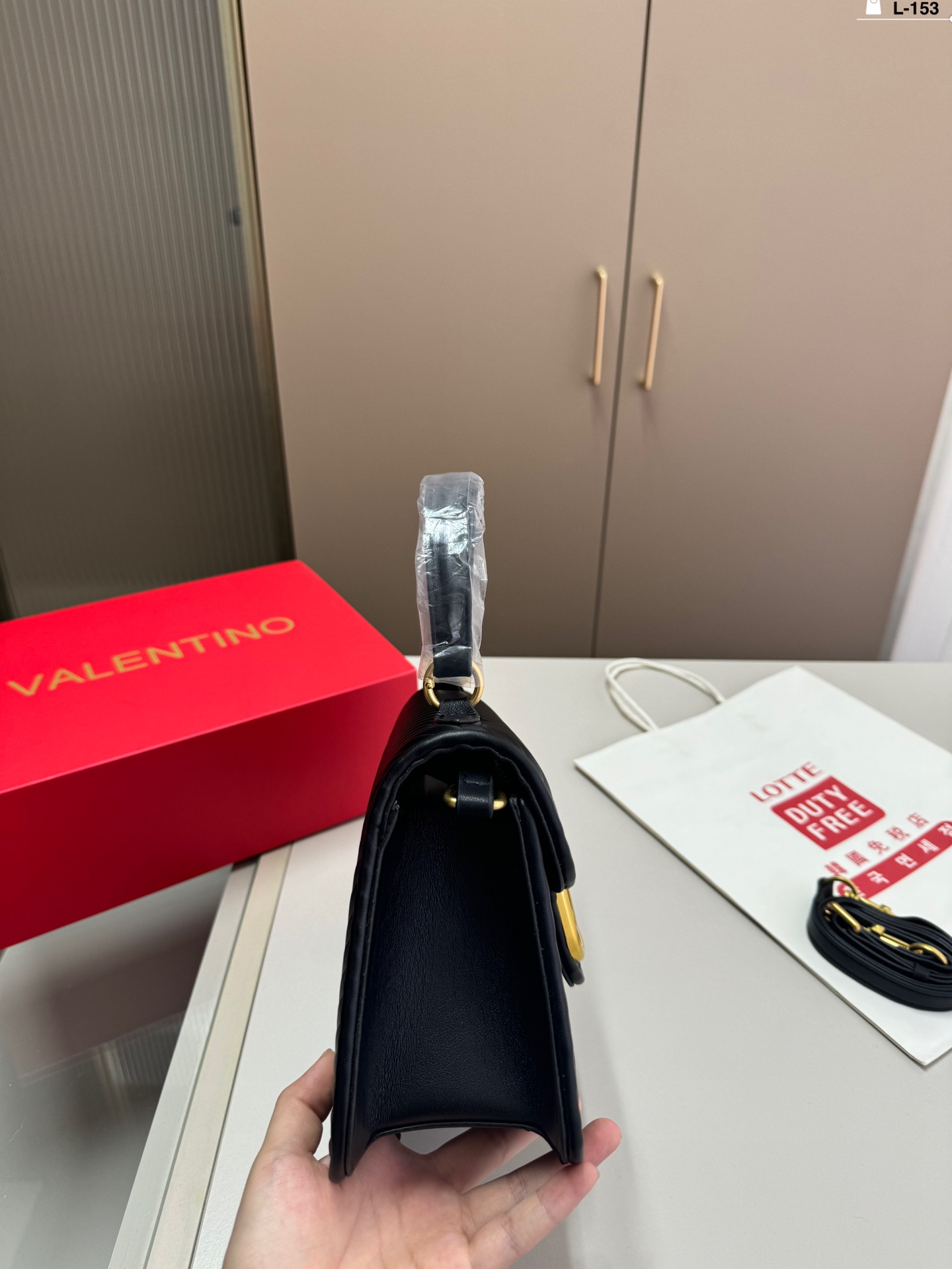 V-NO A must-have for a beautiful fairy It's so beautiful. Bang, portable shoulder bag