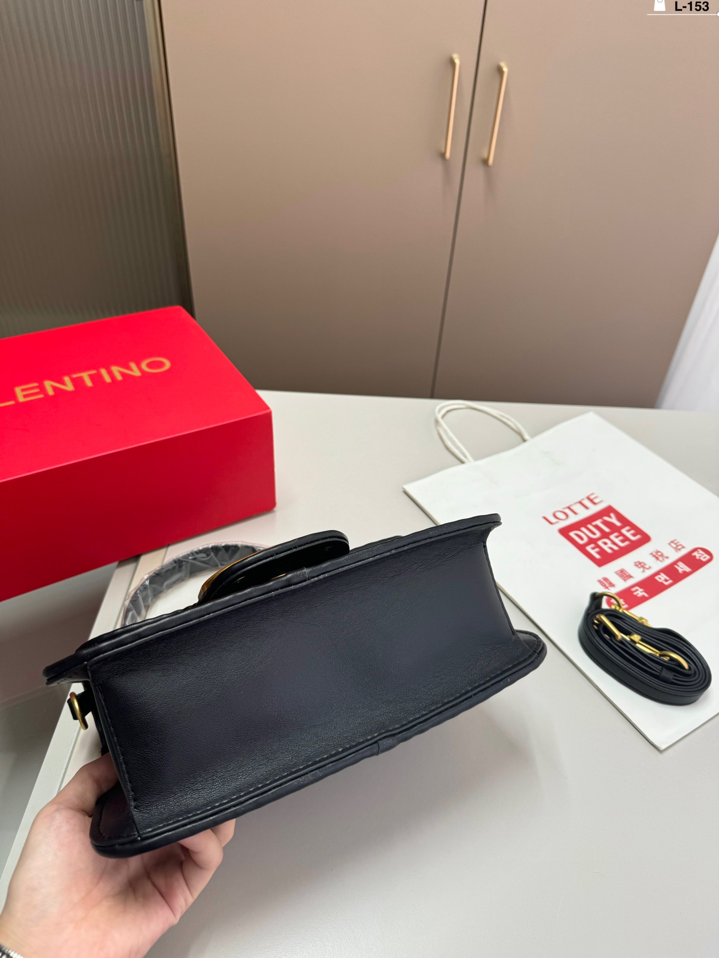 V-NO A must-have for a beautiful fairy It's so beautiful. Bang, portable shoulder bag