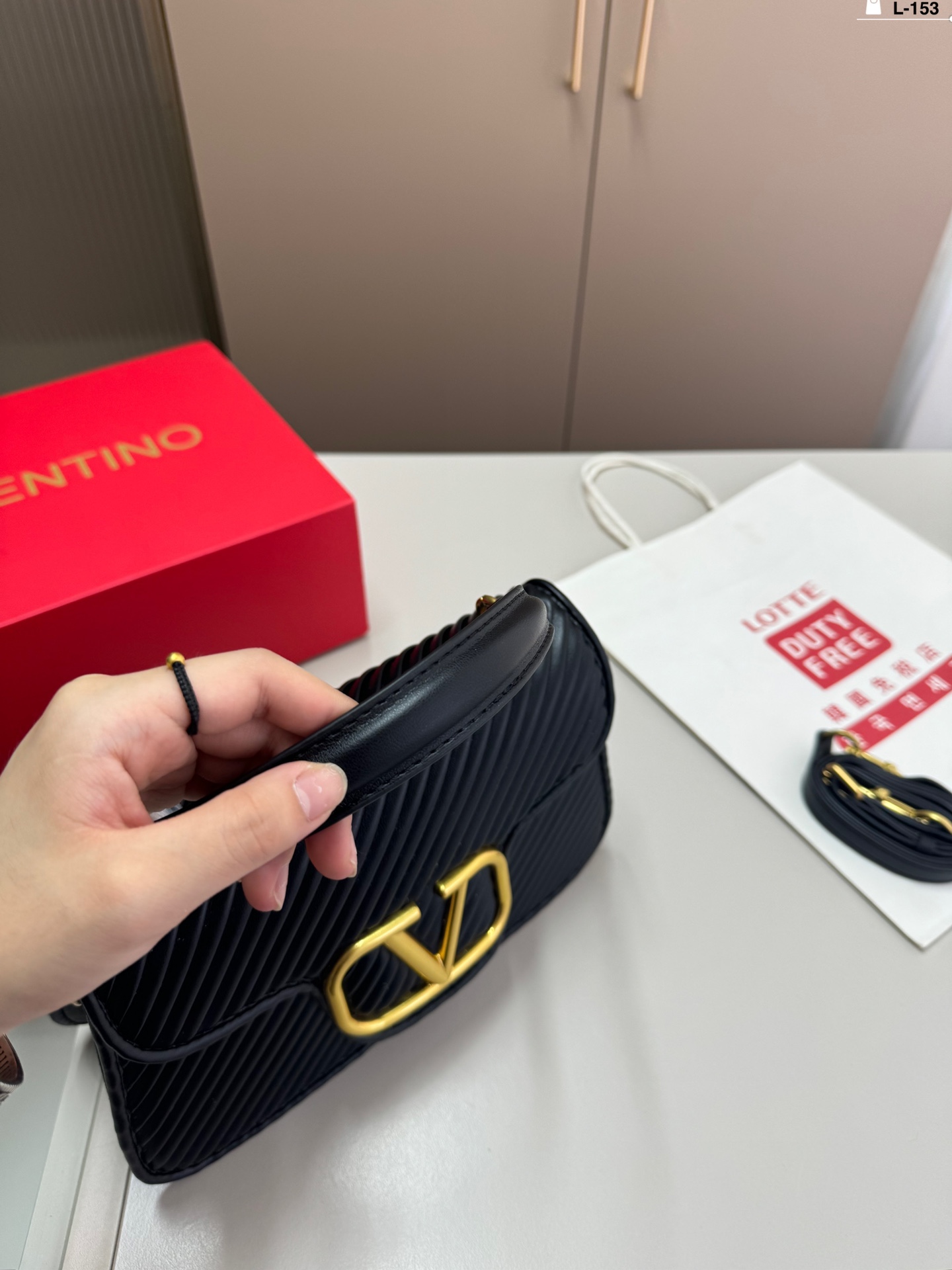 V-NO A must-have for a beautiful fairy It's so beautiful. Bang, portable shoulder bag