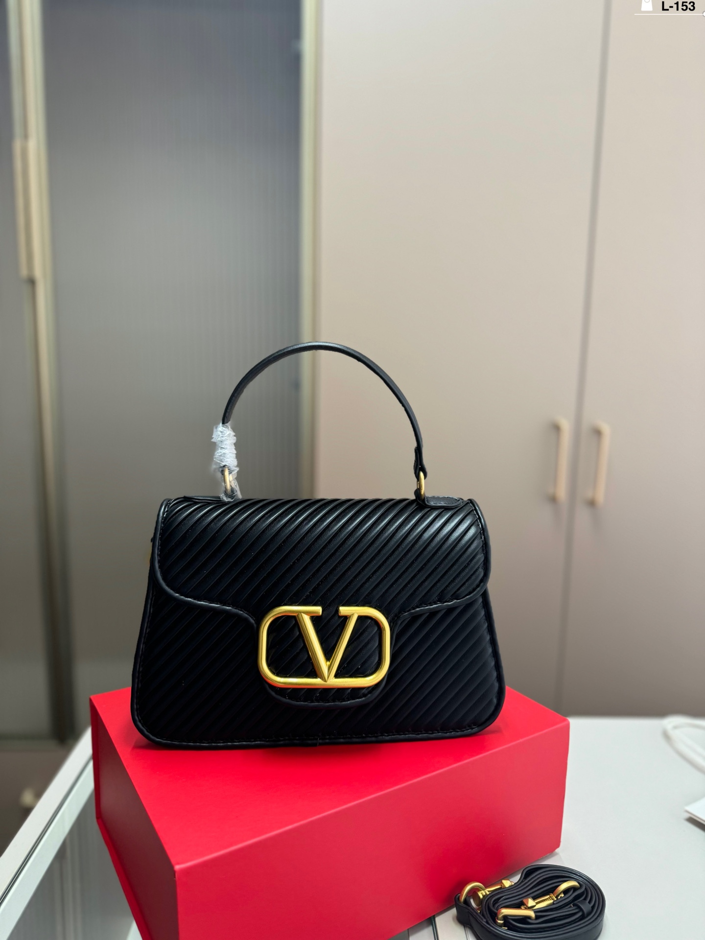 V-NO A must-have for a beautiful fairy It's so beautiful. Bang, portable shoulder bag