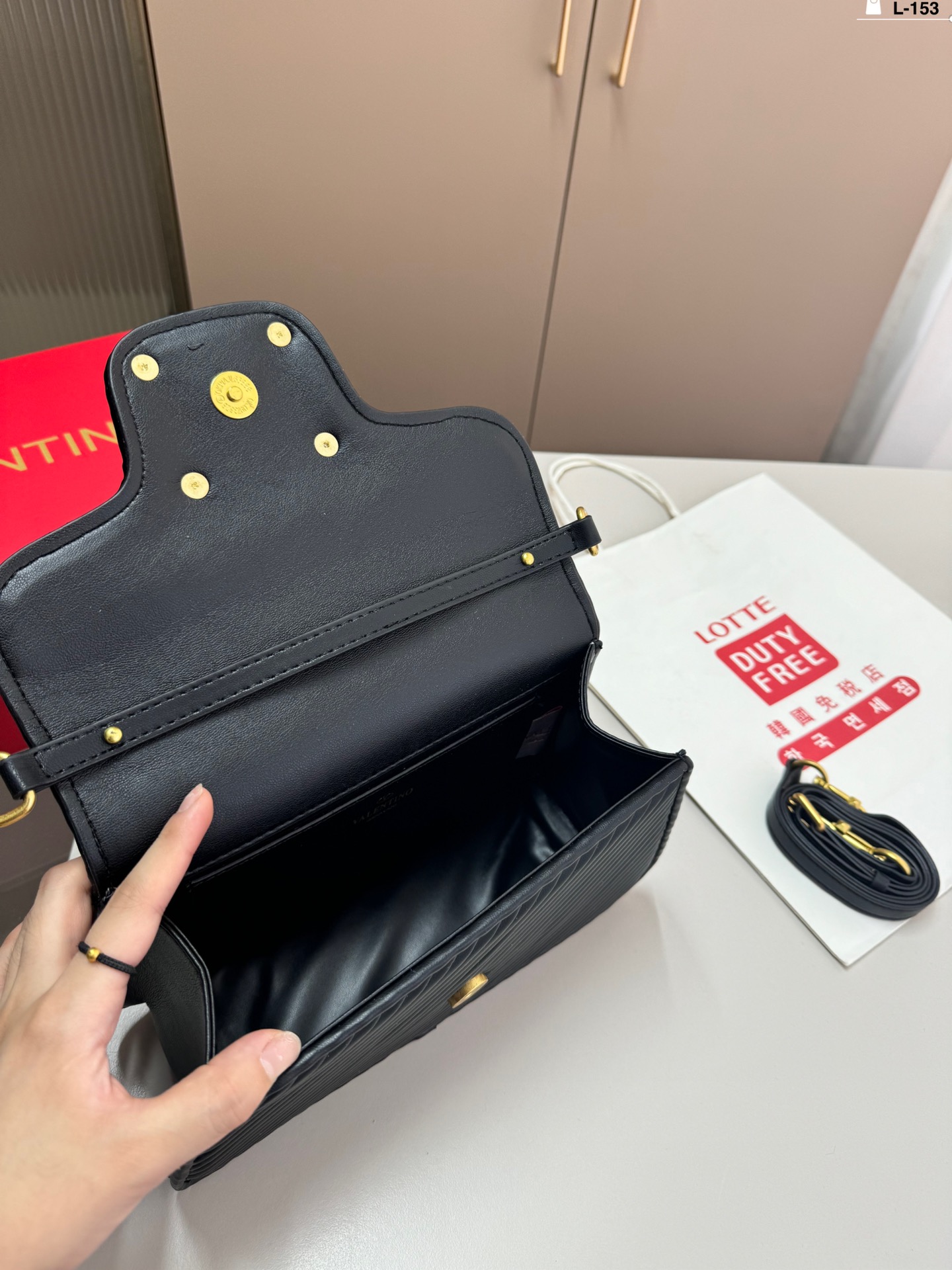 V-NO A must-have for a beautiful fairy It's so beautiful. Bang, portable shoulder bag