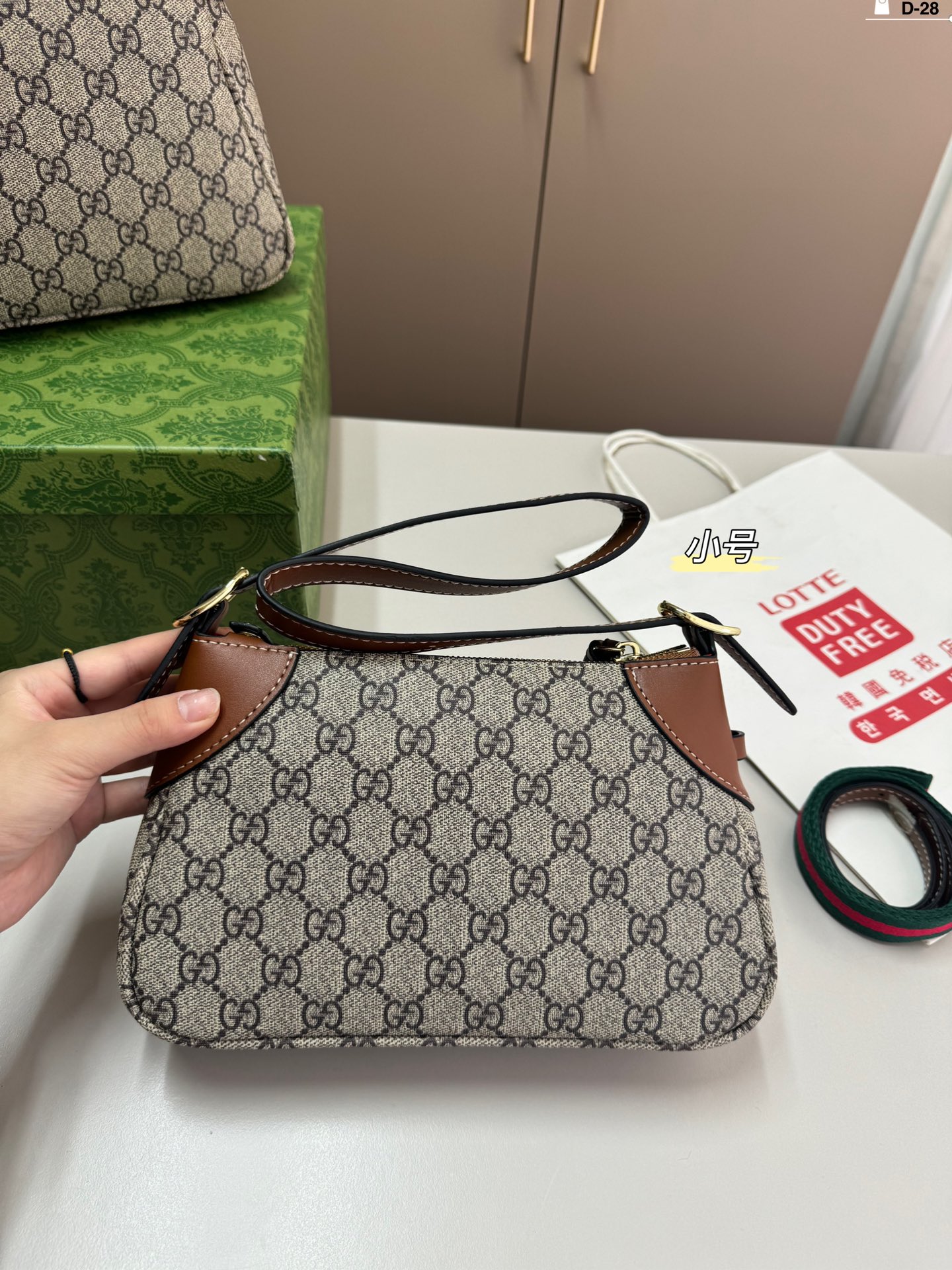 G-G Emblem underarm bag MengMeng retro croissants.