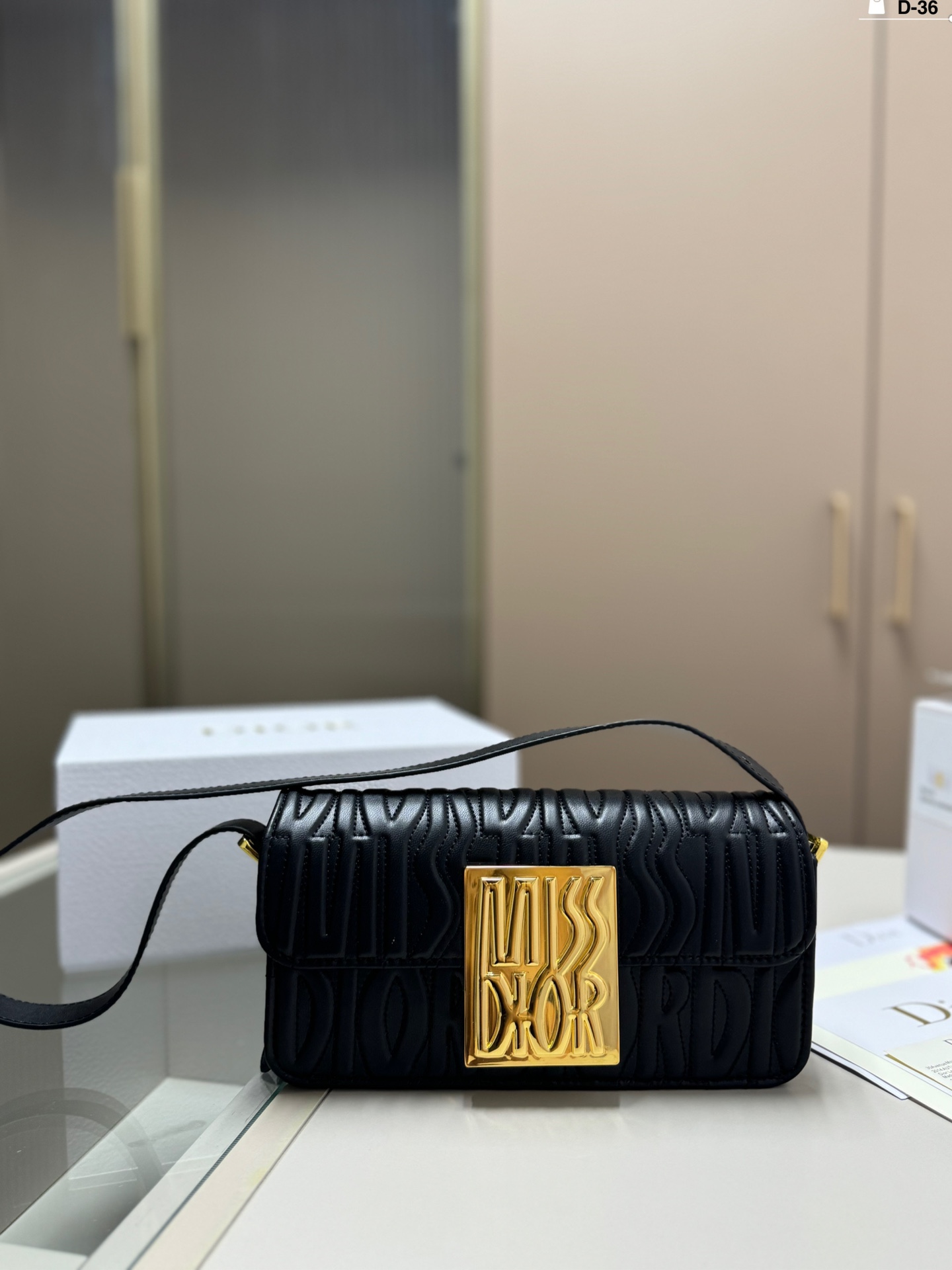 D-R WINTER messenger bag Underarm bag is low-key and textured.