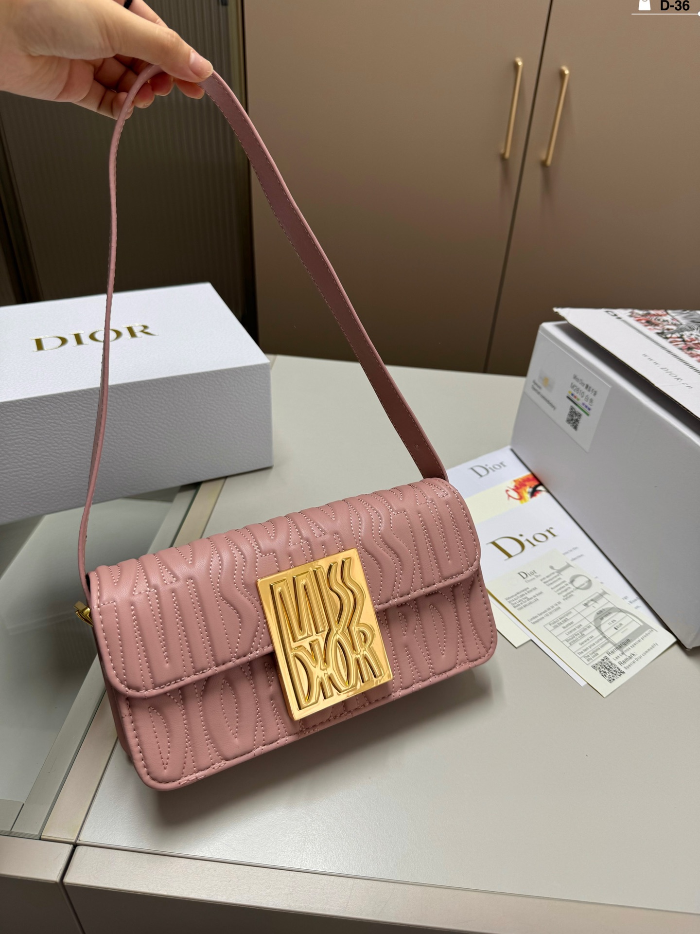 D-R WINTER messenger bag Underarm bag is low-key and textured.