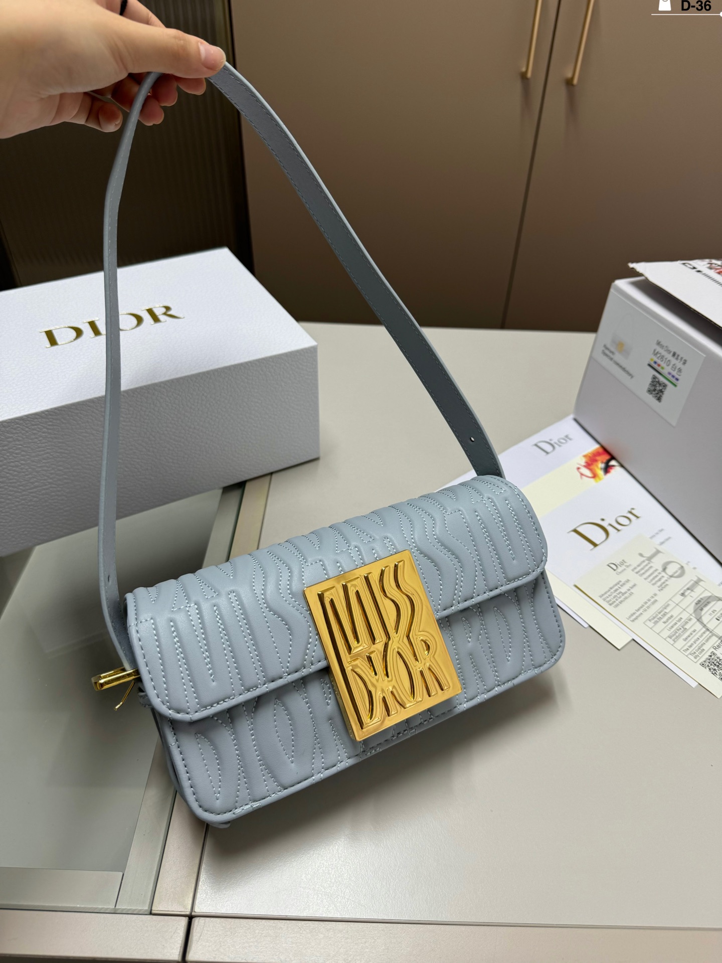 D-R WINTER messenger bag Underarm bag is low-key and textured.