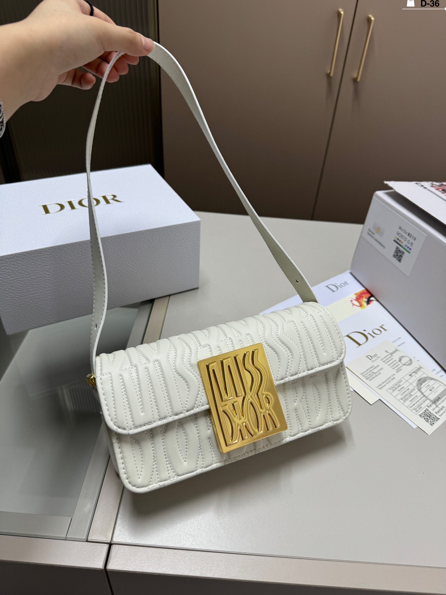 D-R WINTER messenger bag Underarm bag is low-key and textured.