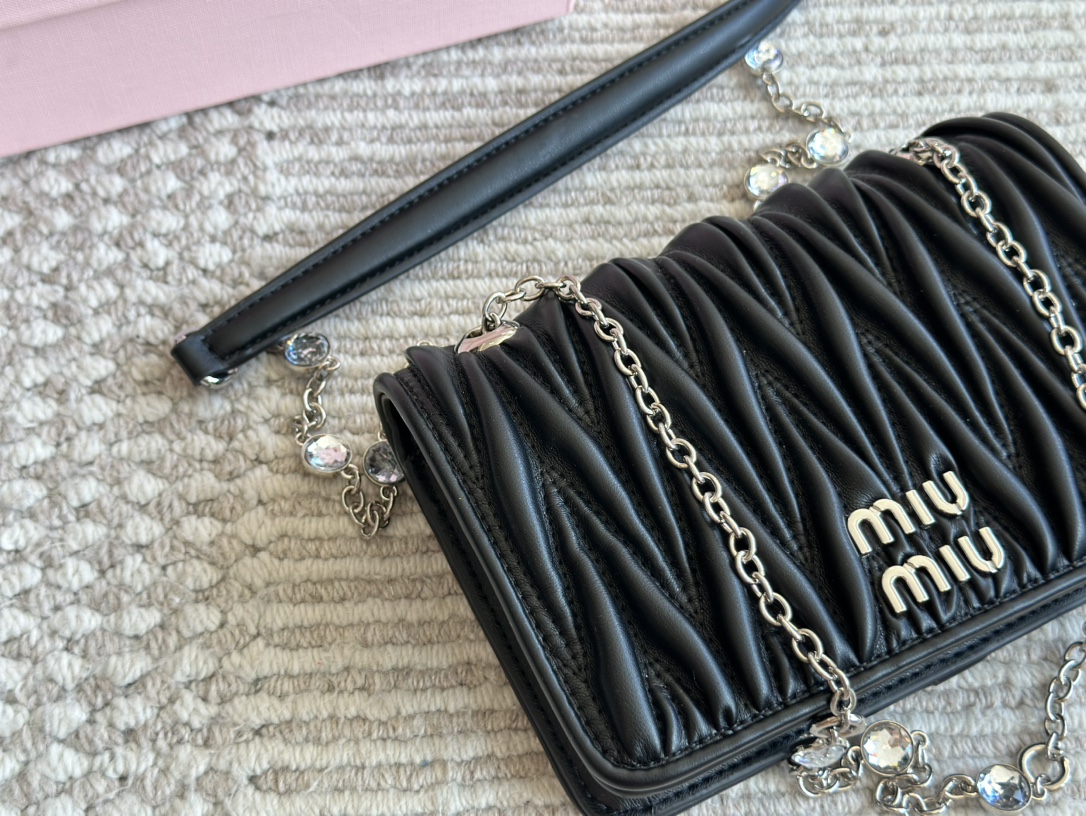 MIU The new color system uses the top imported lambskin grain both inside and outside.