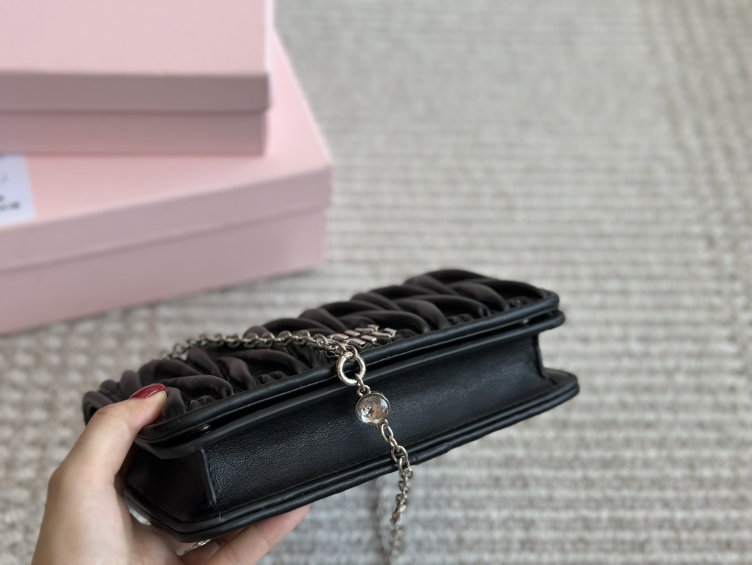 MIU The new color system uses the top imported lambskin grain both inside and outside.