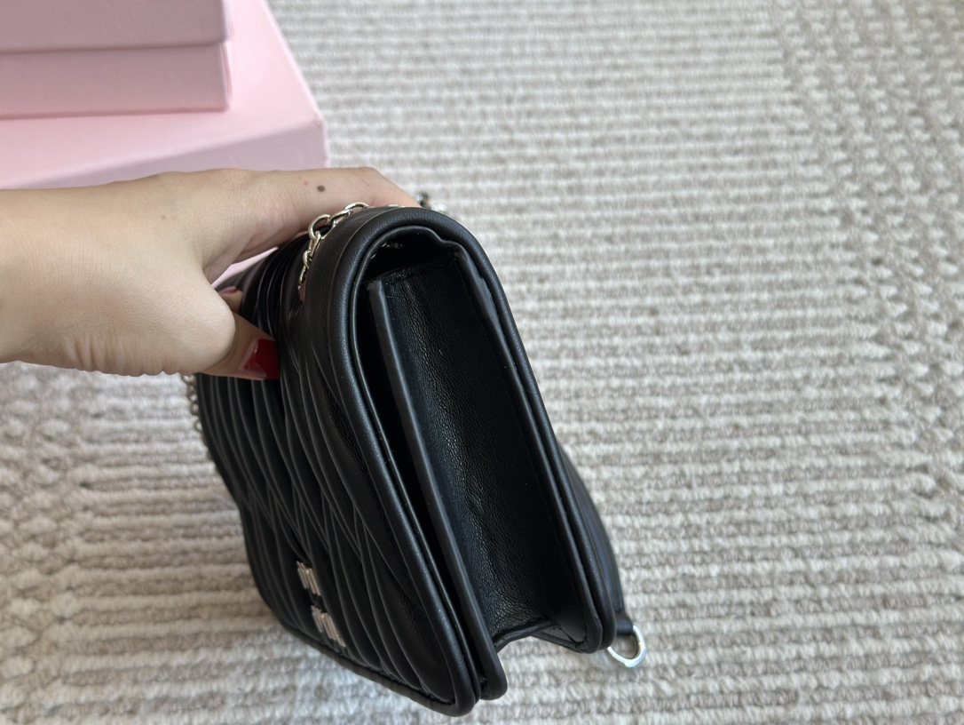 MIU The new color system uses the top imported lambskin grain both inside and outside.