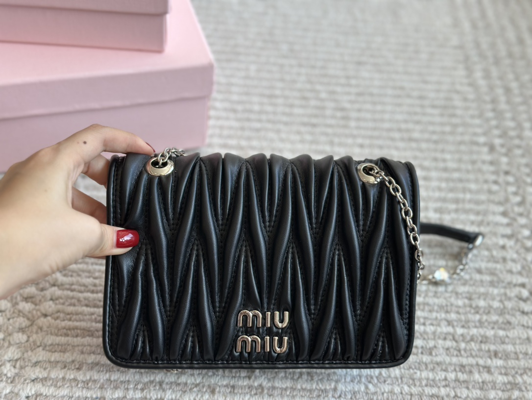 MIU The new color system uses the top imported lambskin grain both inside and outside.