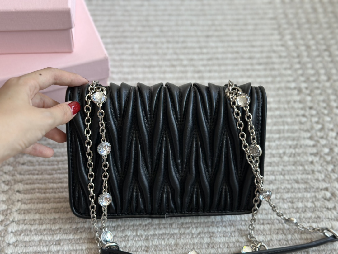 MIU The new color system uses the top imported lambskin grain both inside and outside.